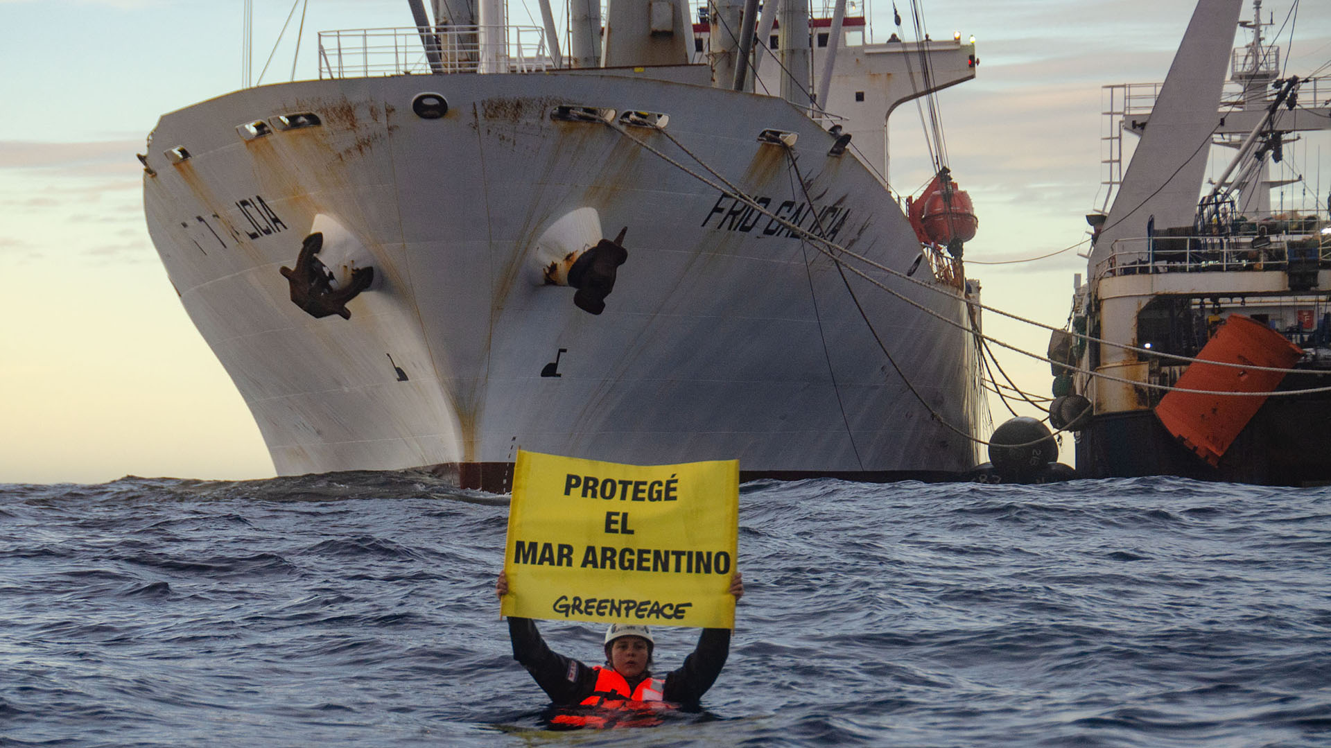 Ayelén Molaro, activista de Greenpeace, desplegó una bandera en medio del océano frente al buque frigorífico