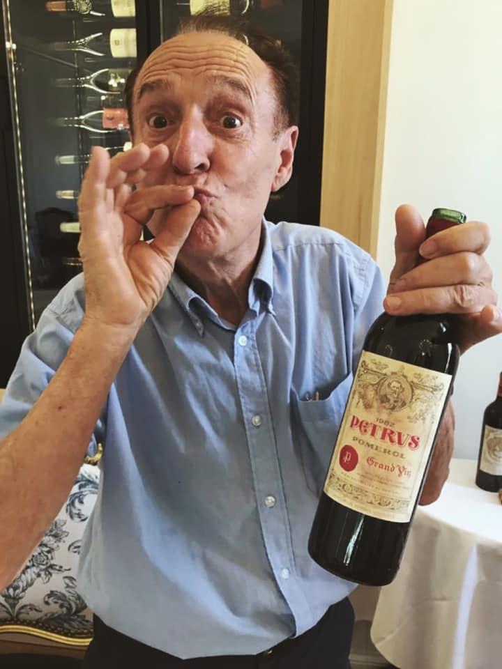 Michel-Jack Chasseuil con una botella de Petrus.Foto: Facebook