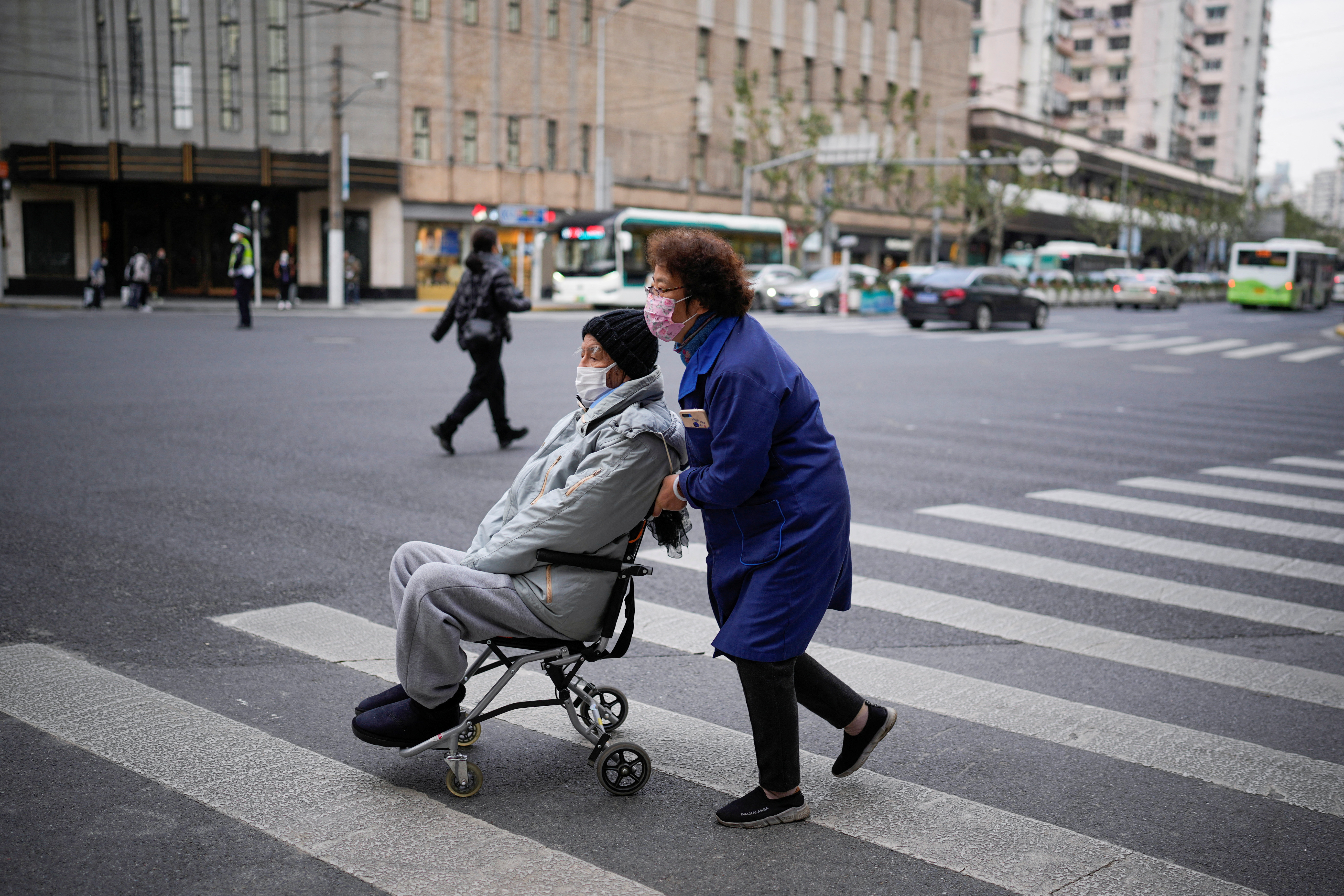 Los países y las empresas se enfrentan a una crisis de envejecimiento, y los expertos afirman que los responsables políticos y empresariales deben replantearse cómo tratar a los trabajadores mayores (REUTERS)