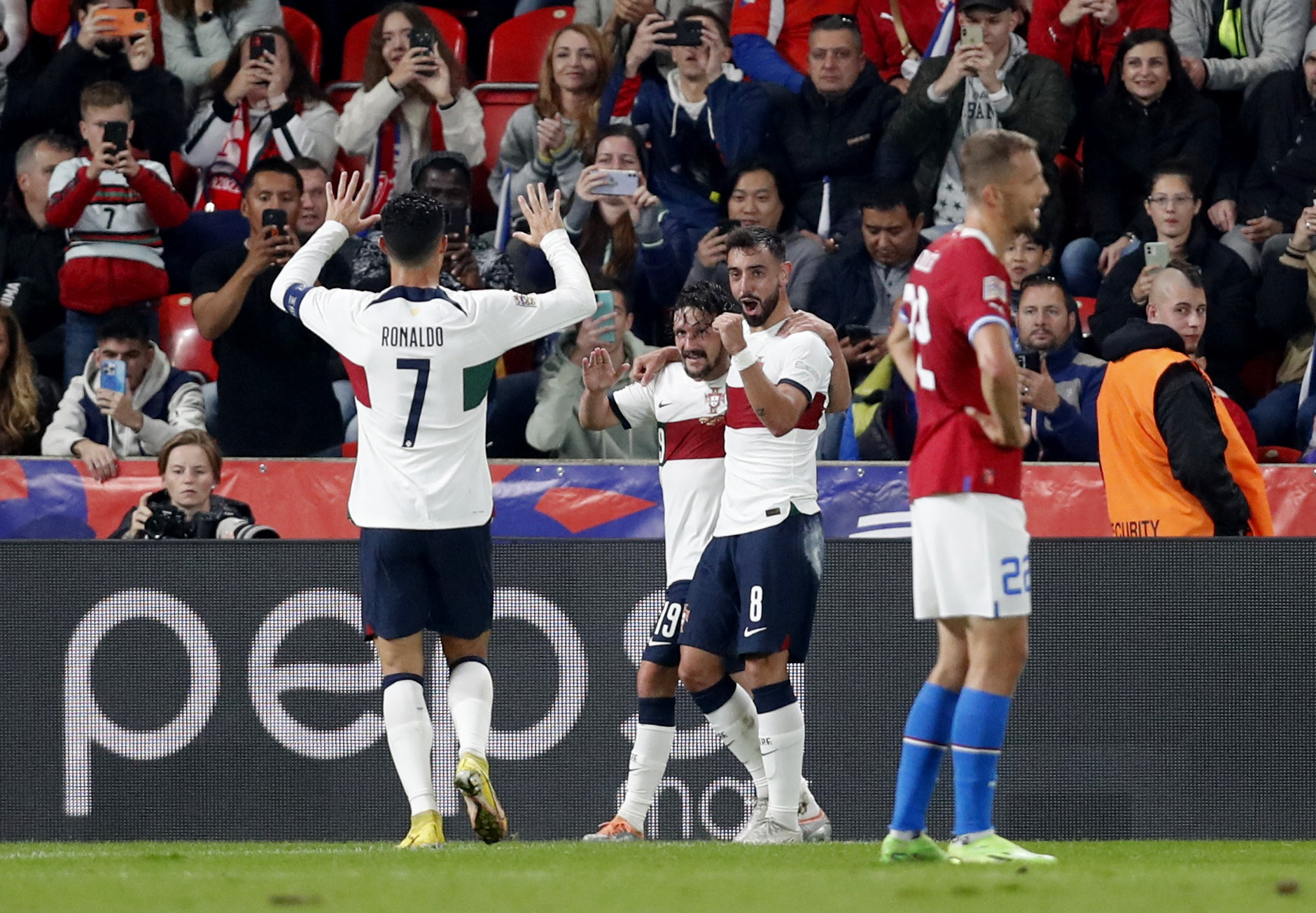 Bruno Fernandes festeja o seu golo com Mário Rui e Cristiano Ronaldo. REUTERS