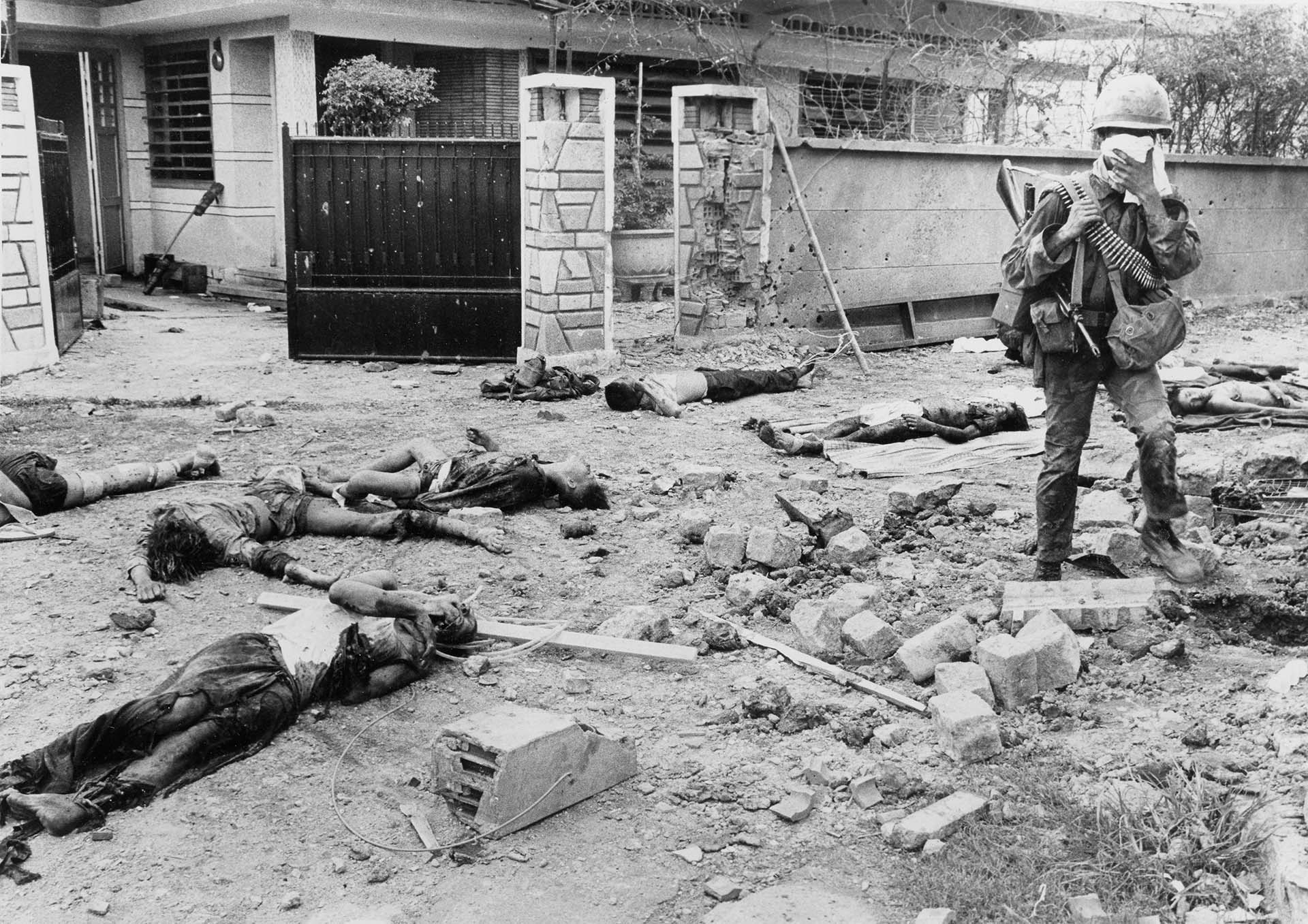 Soldados vietnamitas y el cuerpo de un guerrillero del vietcong durante un enfrentamiento en el sur de Saigón en la llamada Ofensiva del Tet (Getty Images)