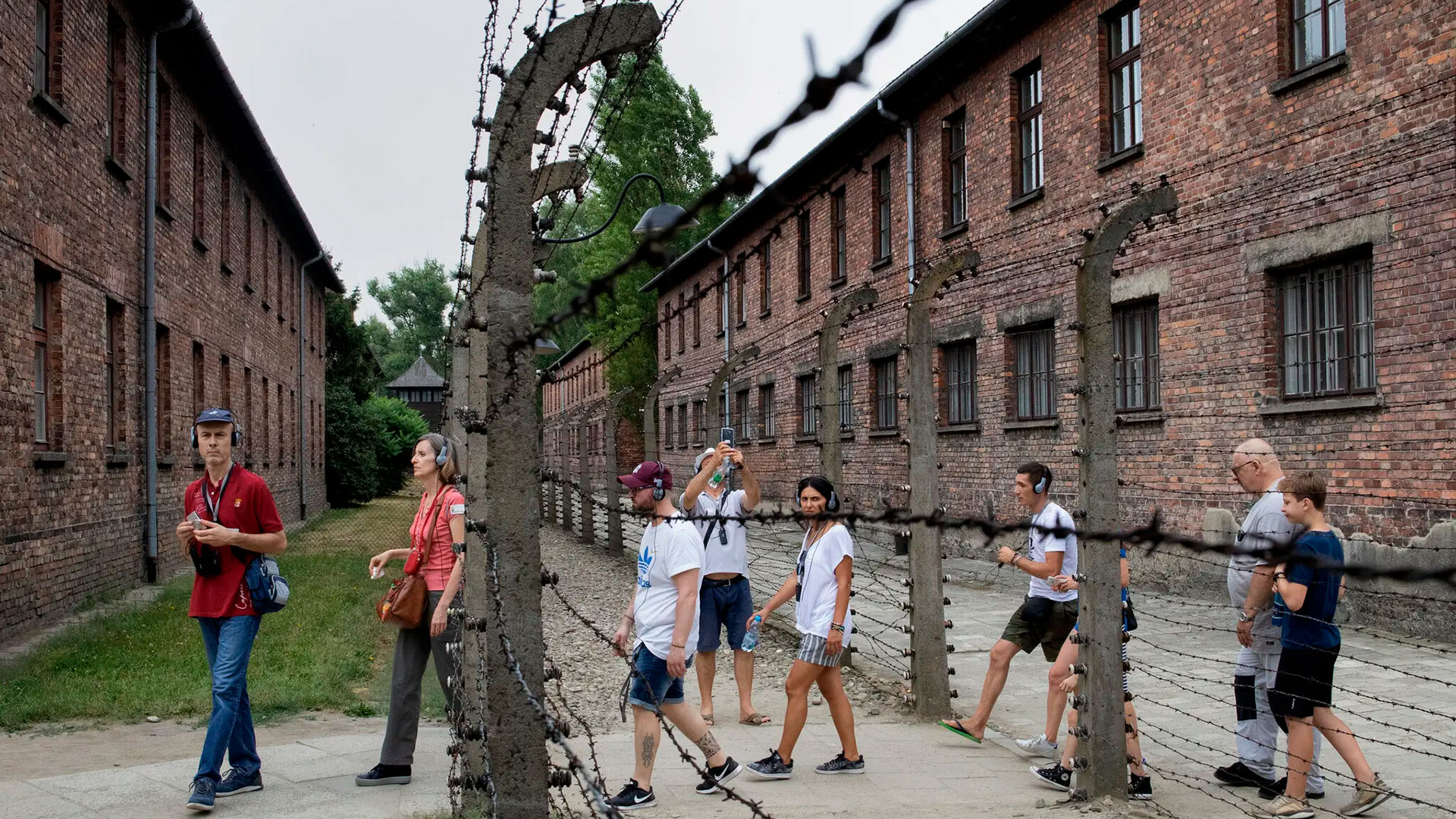 Visitantes en el museo de Auschwitz-Birkenau (NYT)