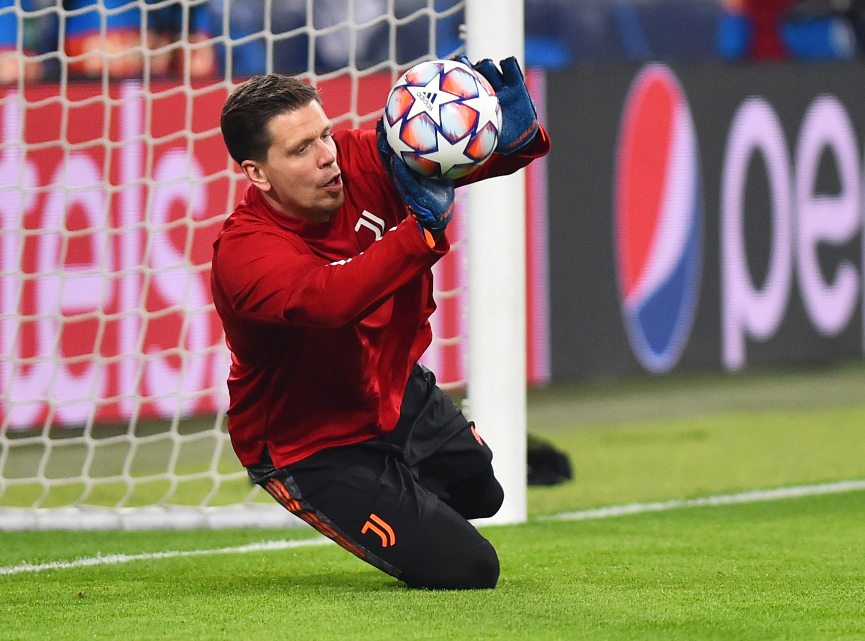 Szczęsny es el único portero que ha atajado dos penales en este Mundial: uno contra Arabia Saudí y el otro contra Lionel Messi. (REUTERS)