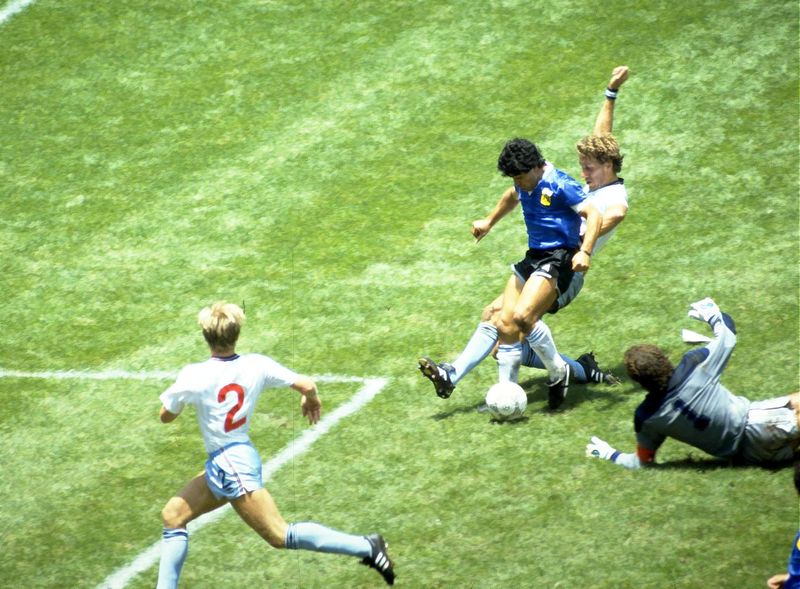 El gol de Maradona fue recreado por argentinos en Londres para el Instagram de FIFA World Cup (Reuters)