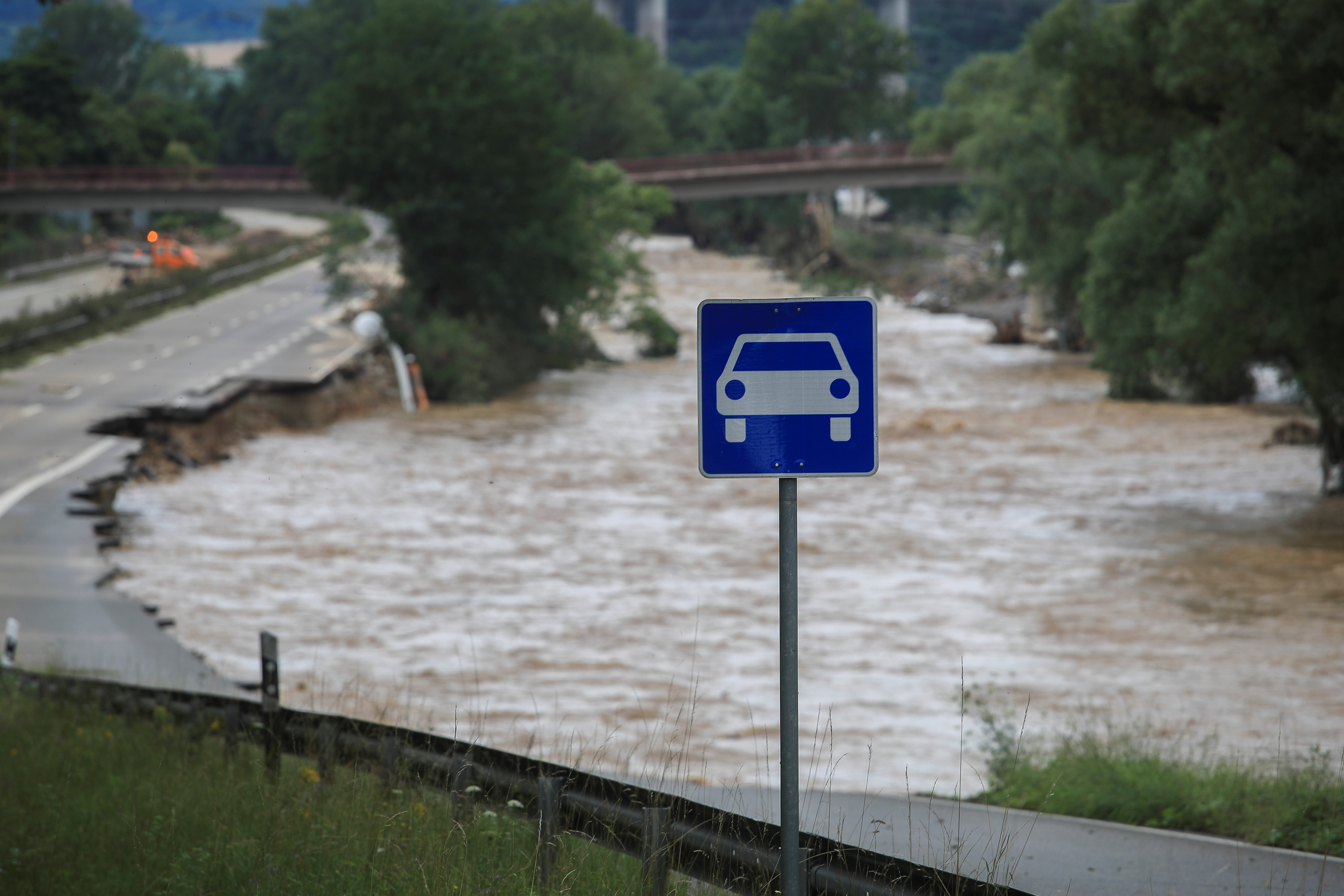 Se ve una carretera destruida en una zona afectada por las inundaciones tras las fuertes lluvias en Bad Neuenahr-Ahrweiler, Alemania
