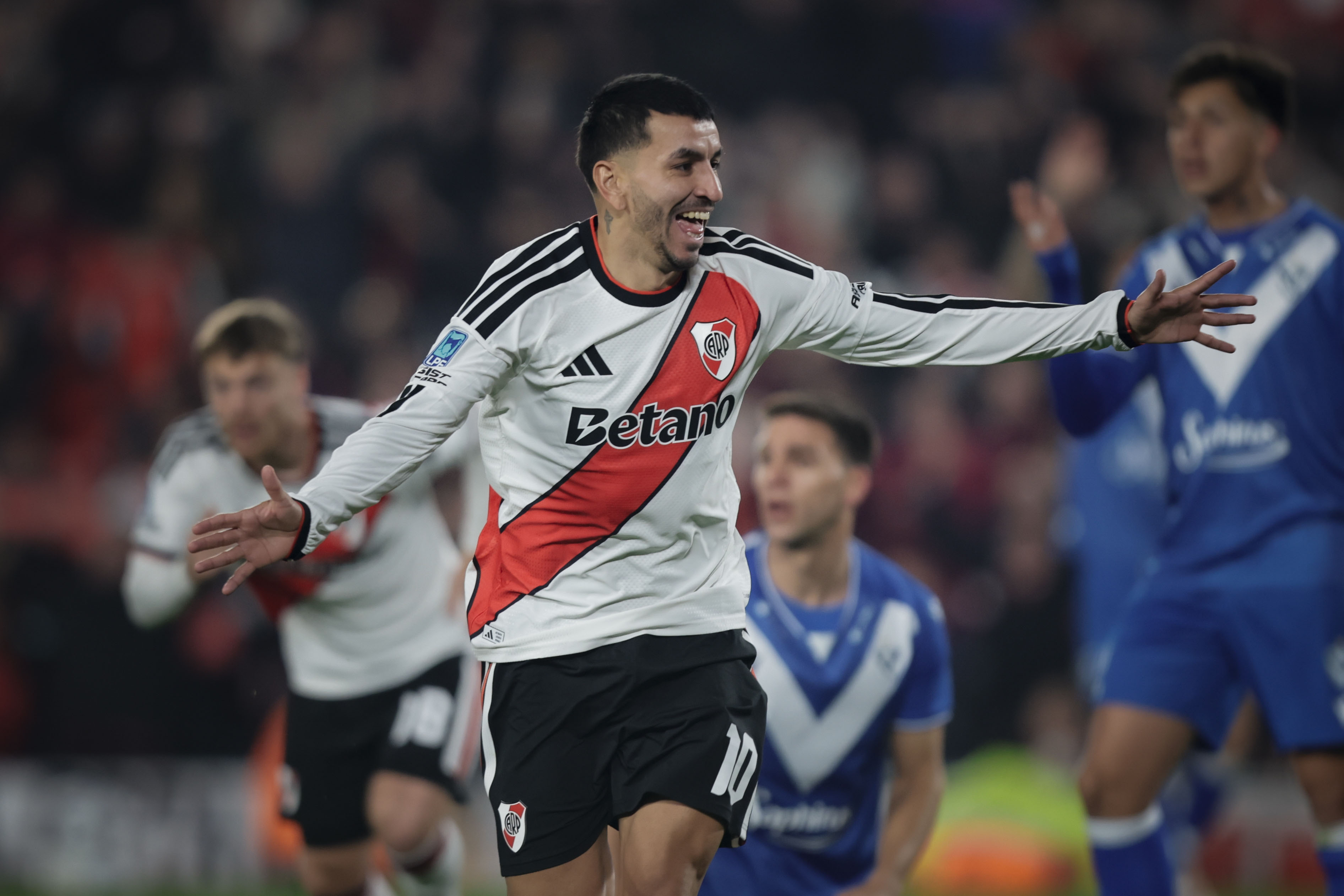 Enganche preciso y definici&oacute;n quir&uacute;rgica dentro del &aacute;rea: el golazo de &Aacute;ngel Correa con el que River se puso en ventaja ante V&eacute;lez