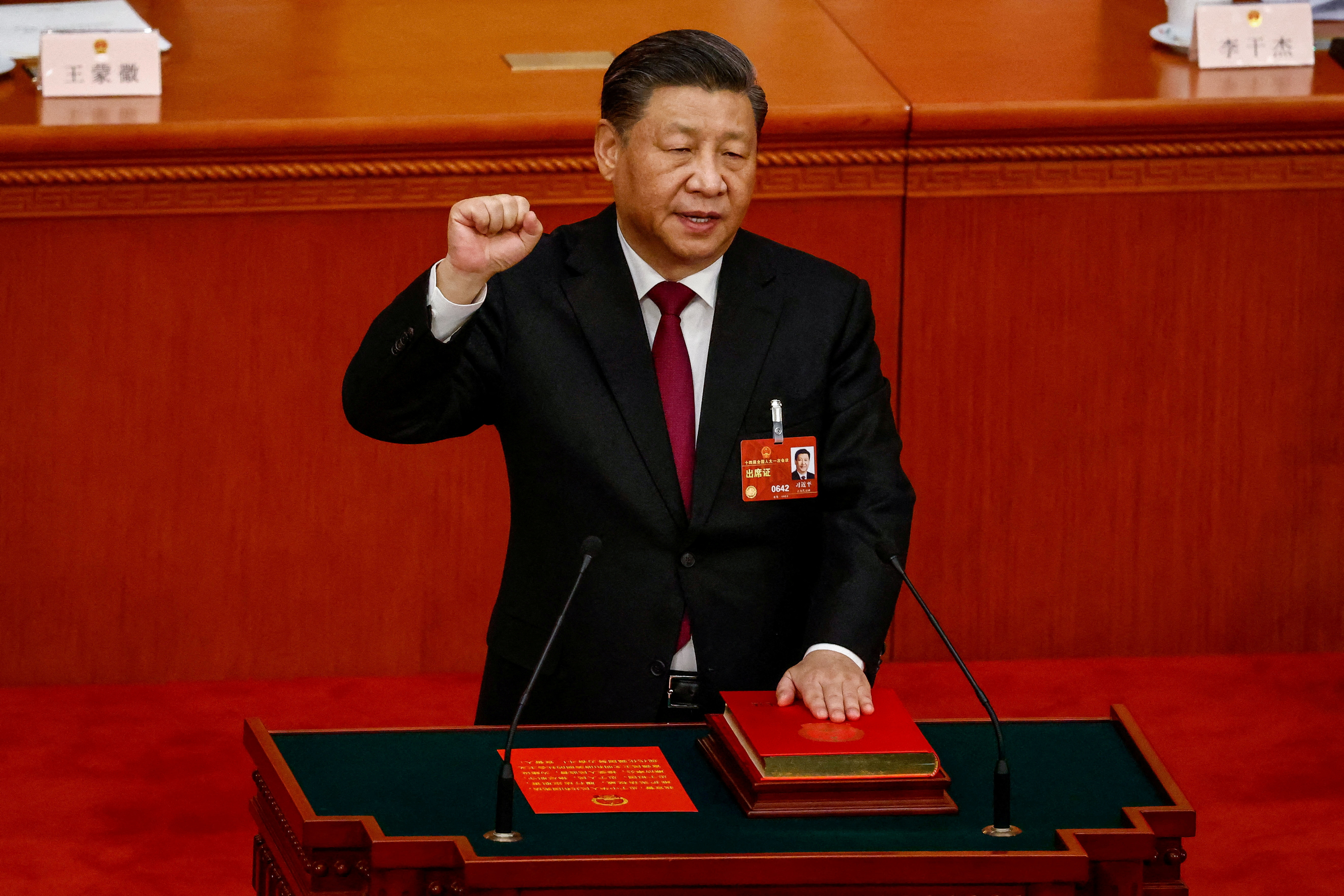 El presidente chino, Xi Jinping, presta juramento durante la Tercera Sesión Plenaria de la Asamblea Popular Nacional (APN) en el Gran Salón del Pueblo, en Pekín, China, el 10 de marzo de 2023. MARK R. CRISTINO/Pool vía REUTERS 