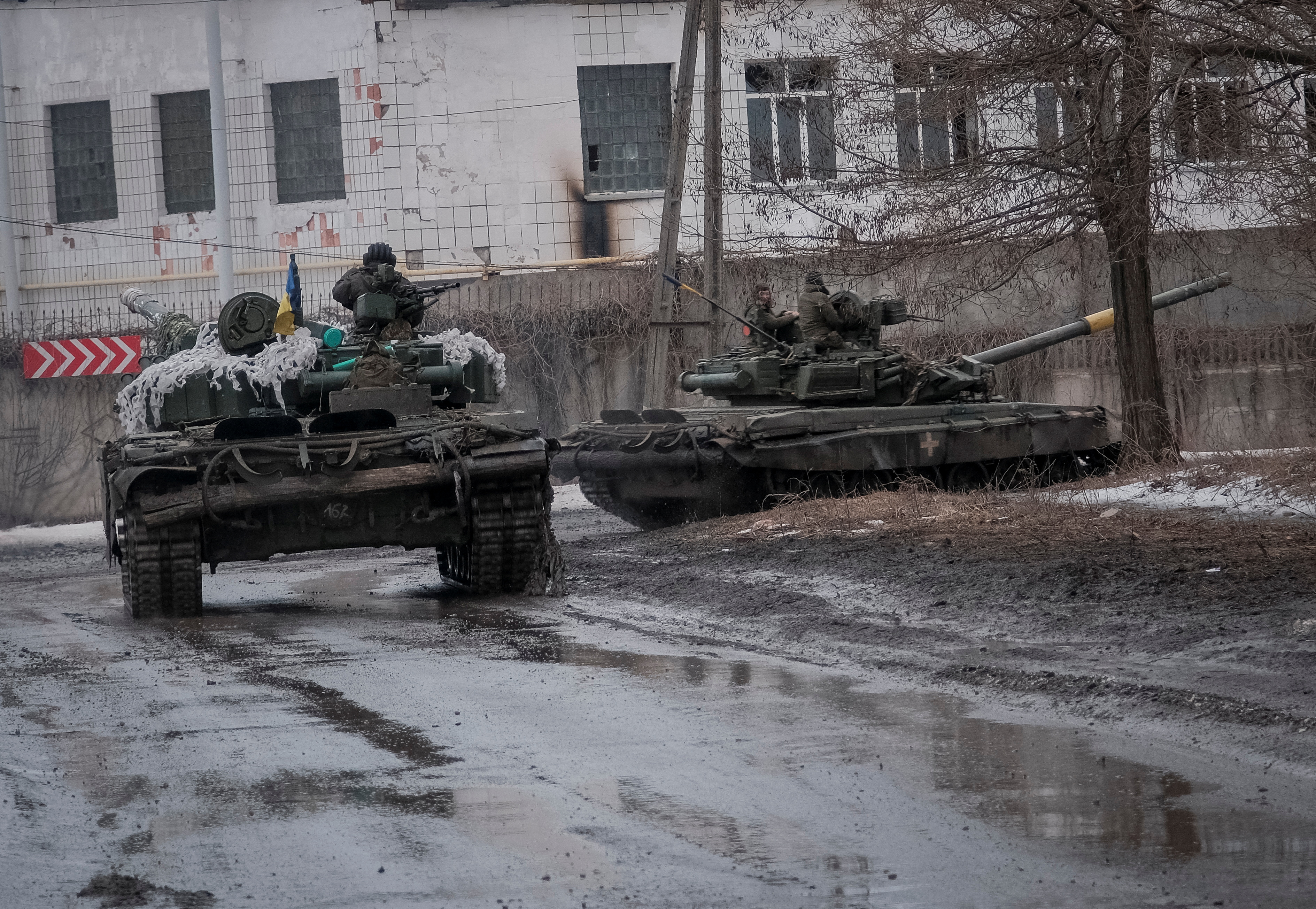 Dos tanques ucranianos toman posición en la carretera de salida de la asediada ciudad de Bakhmut, en la región de Donetsk. (REUTERS/Alex Babenko)