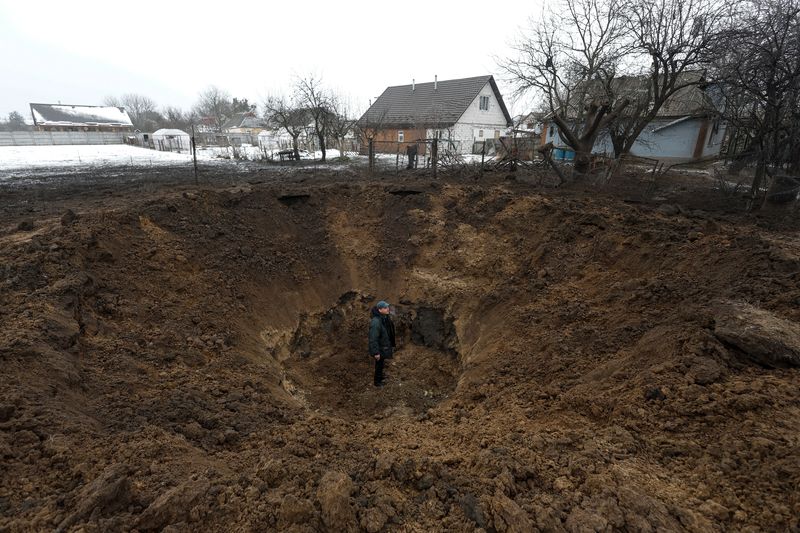 Un hombre en un cráter dejado por el impacto de un misil ruso en Kopyliv, en la region de Kiev, este sábado (REUTERS/Valentyn Ogirenko)