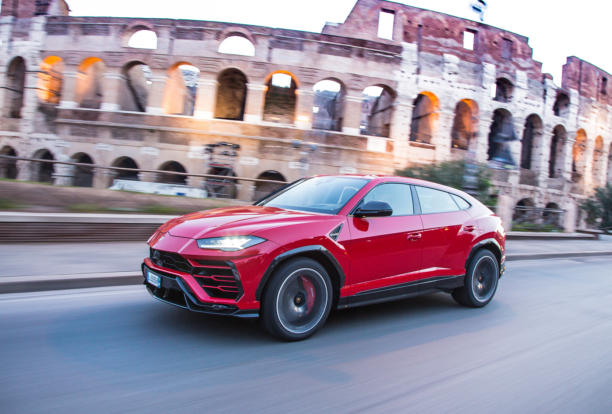 Lamborghini Urus, el SUV es el responsable del éxito de ventas de la casa italiana, que de todos modos sigue debajo de los 10.000 vehículos anuales y se podrá beneficiar con la "enmienda Ferrari"