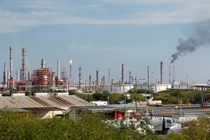 El presidente Andrés Manuel López Obrador ha planteado que con la Refinería de Dos Bocas, en Tabasco, México logrará el autoabasto de gasolina. (Foto: REUTERS/Daniel Becerril)