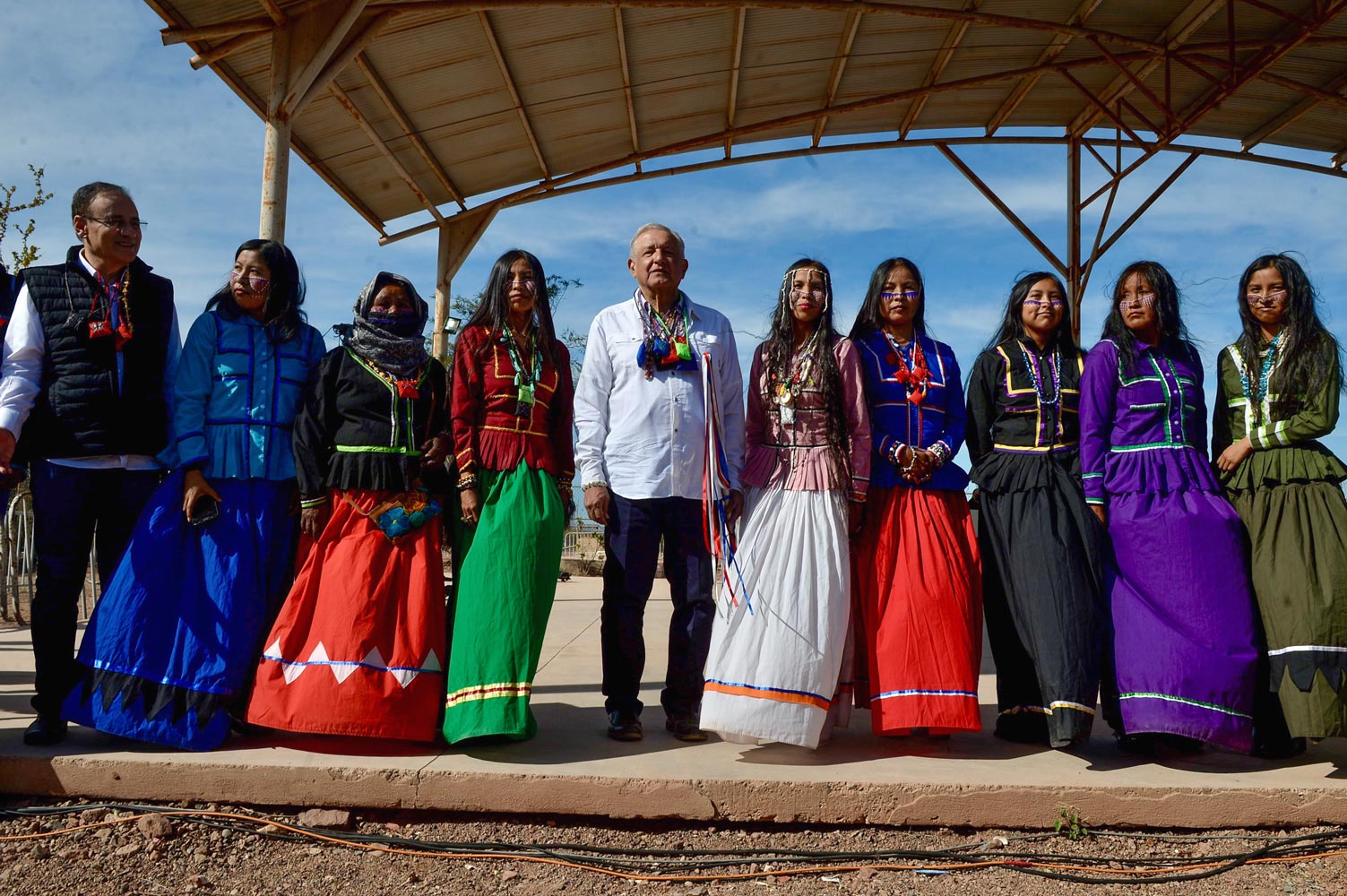 AMLO posa junto a mujeres indígenas de una comunidad Seri (Foto: Twitter/@lopezobrador_)
