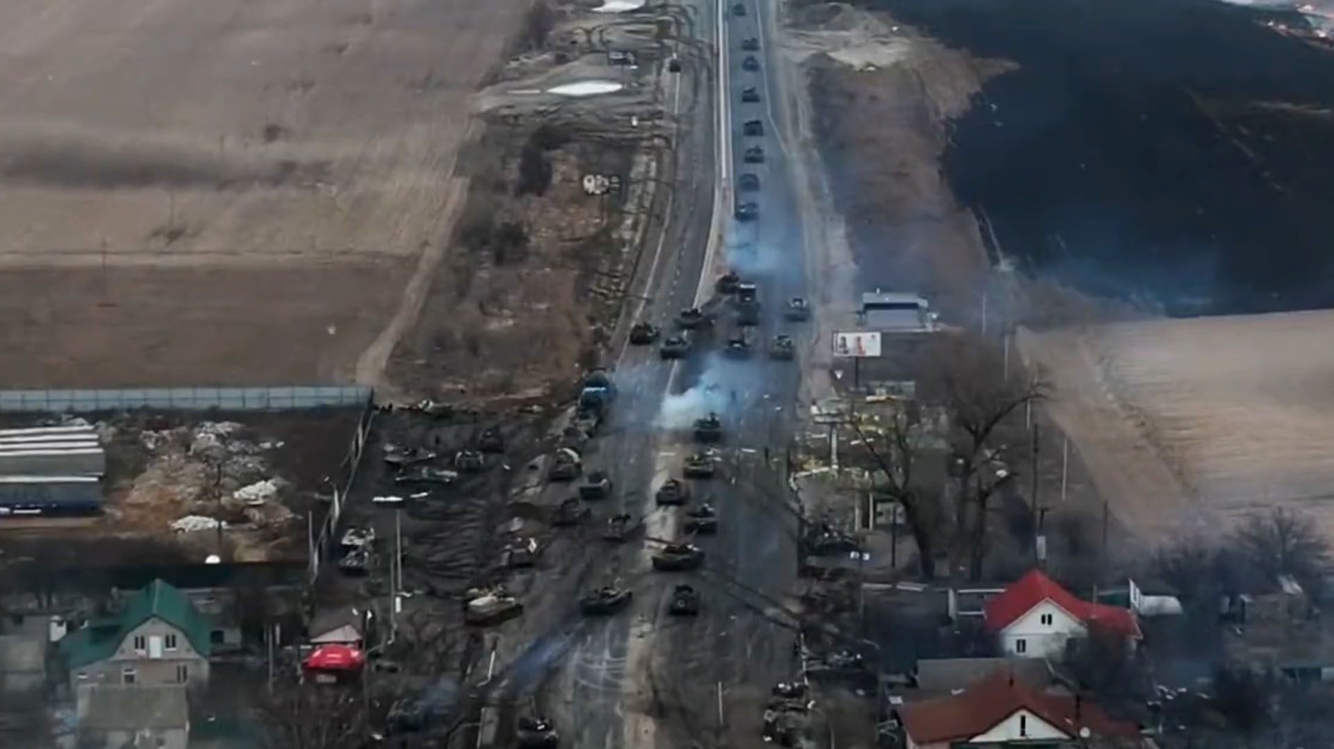 Los tanques agrupados quedaron expuestos al ataque de Ucrania y emprendieron la retirada