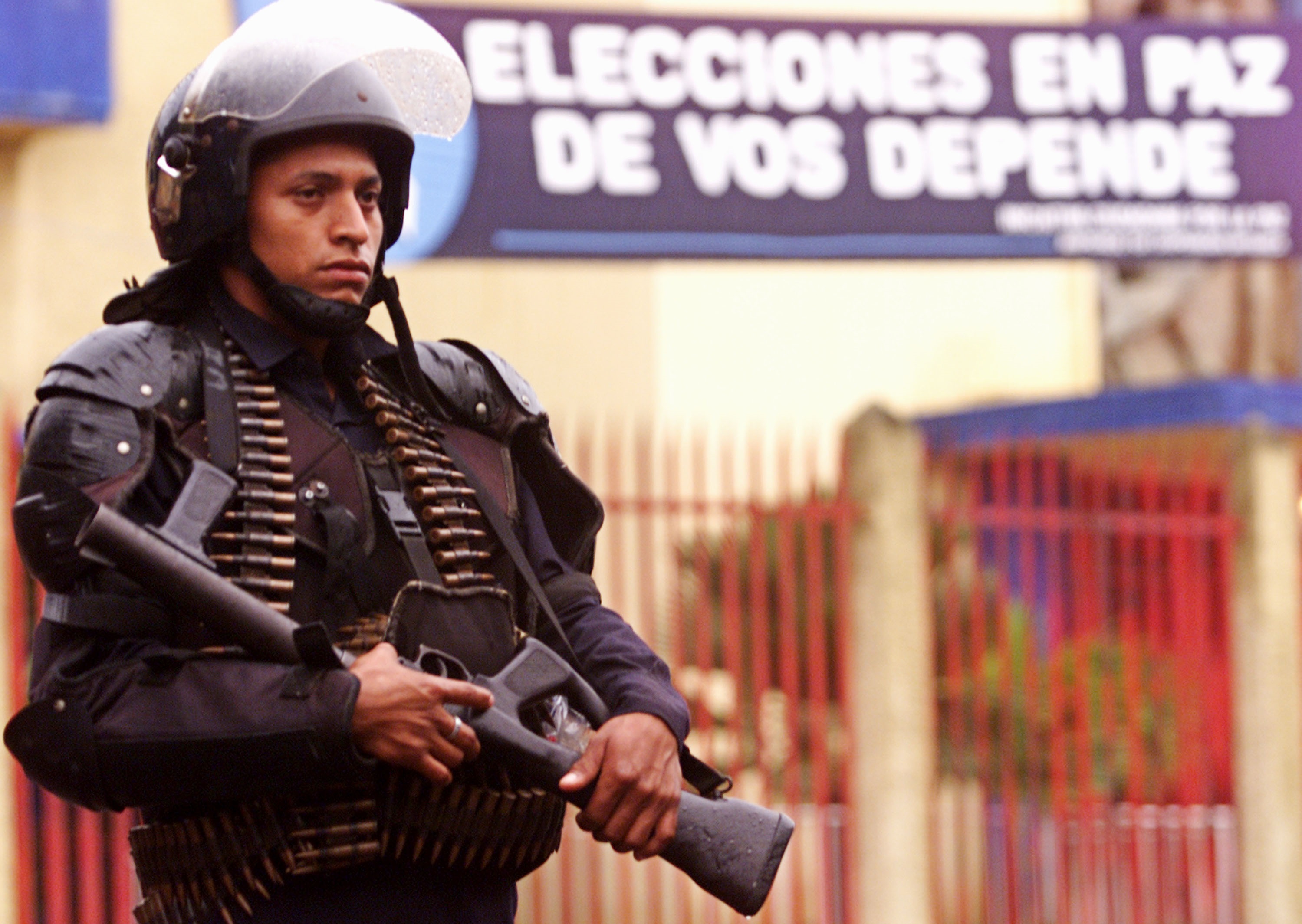 Un militar controla las calles en Nicaragua