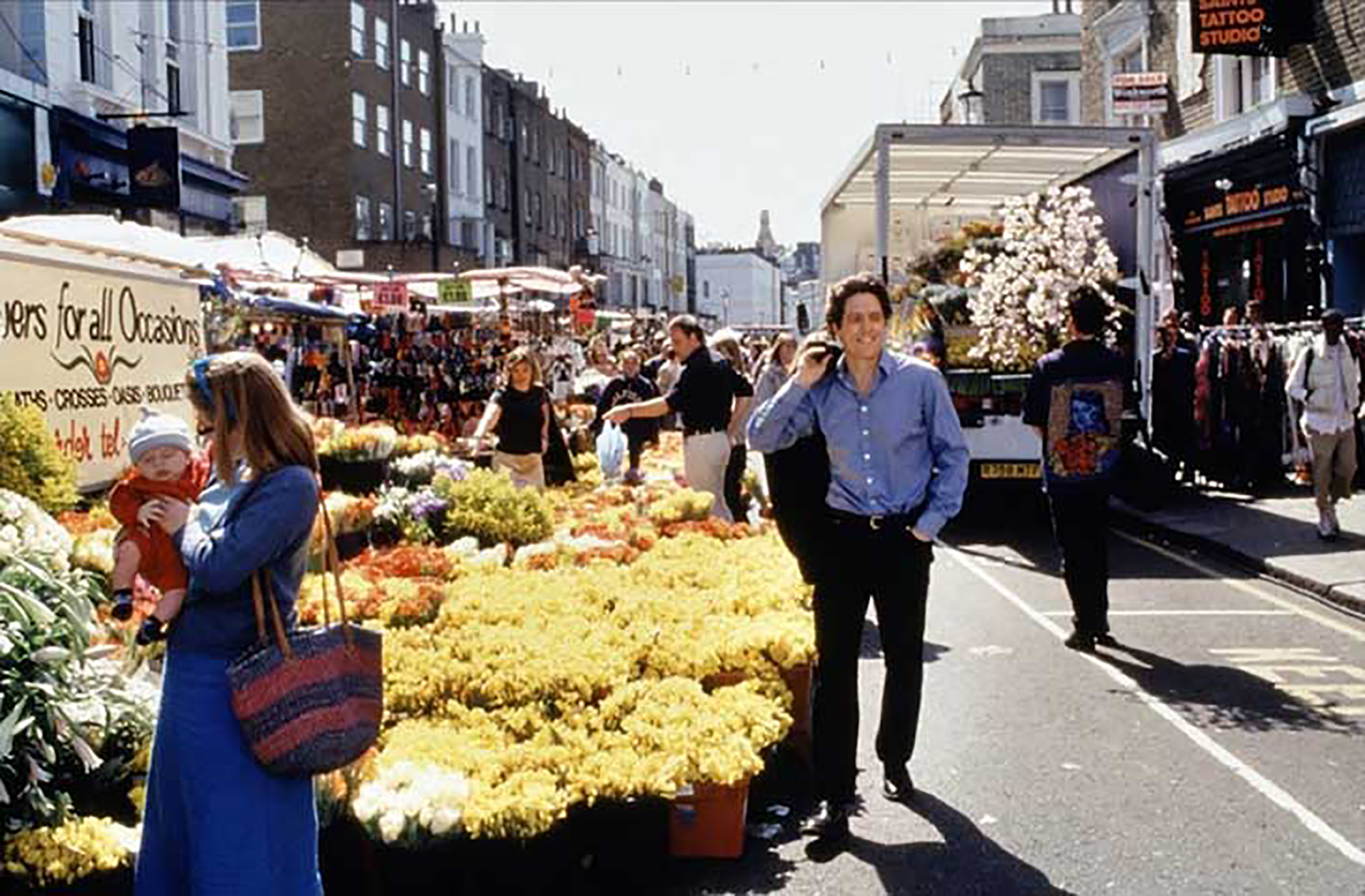 La película comienza con William (Hugh Grant) caminando desde su librería por la calle de Portobello mientras se le escucha decir “Notting Hill, mi zona favorita de Londres”