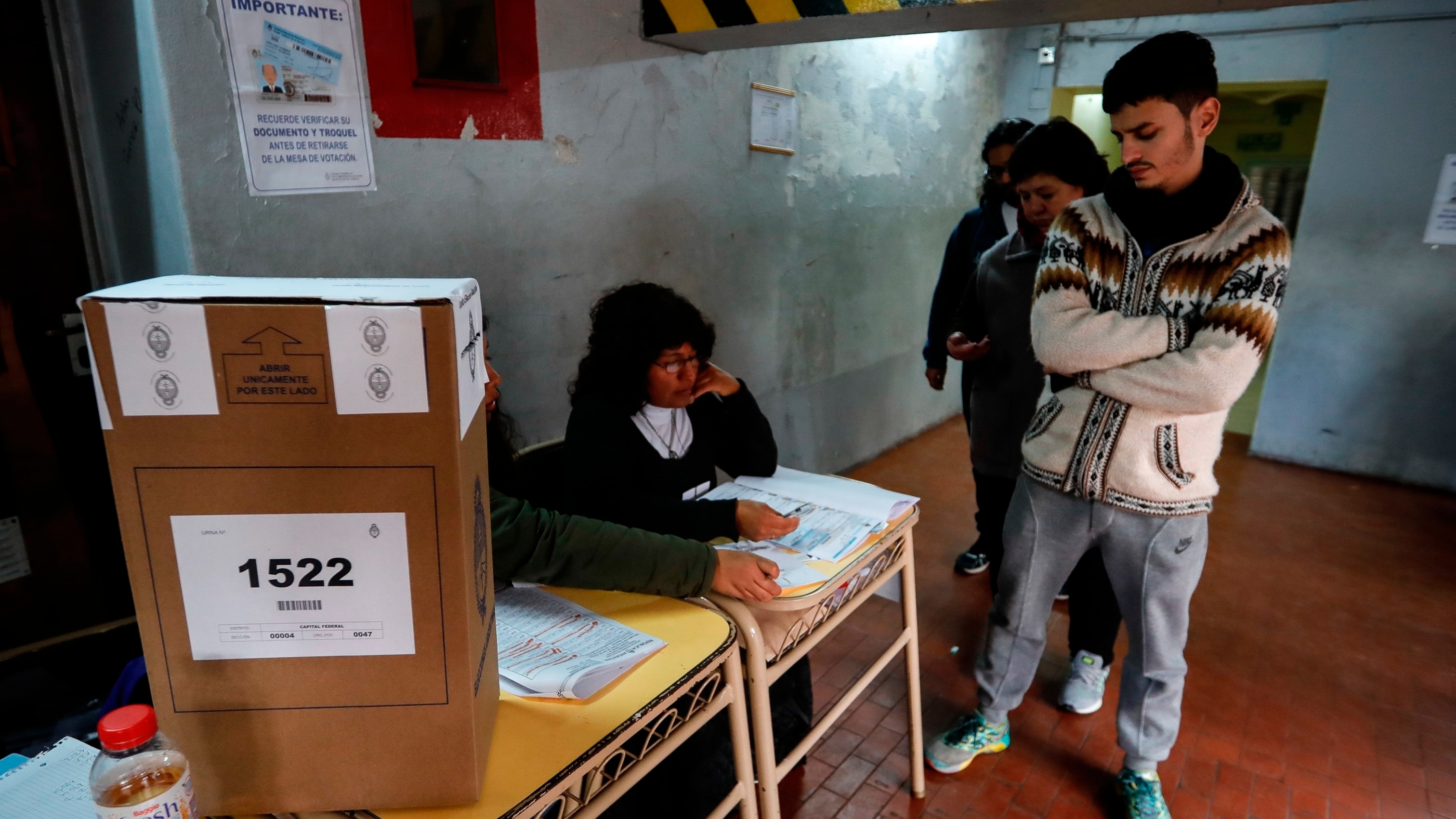 Personas hacen fila para votar en Buenos Aires (Argentina). EFE/Juan Ignacio Roncoroni/Archivo
