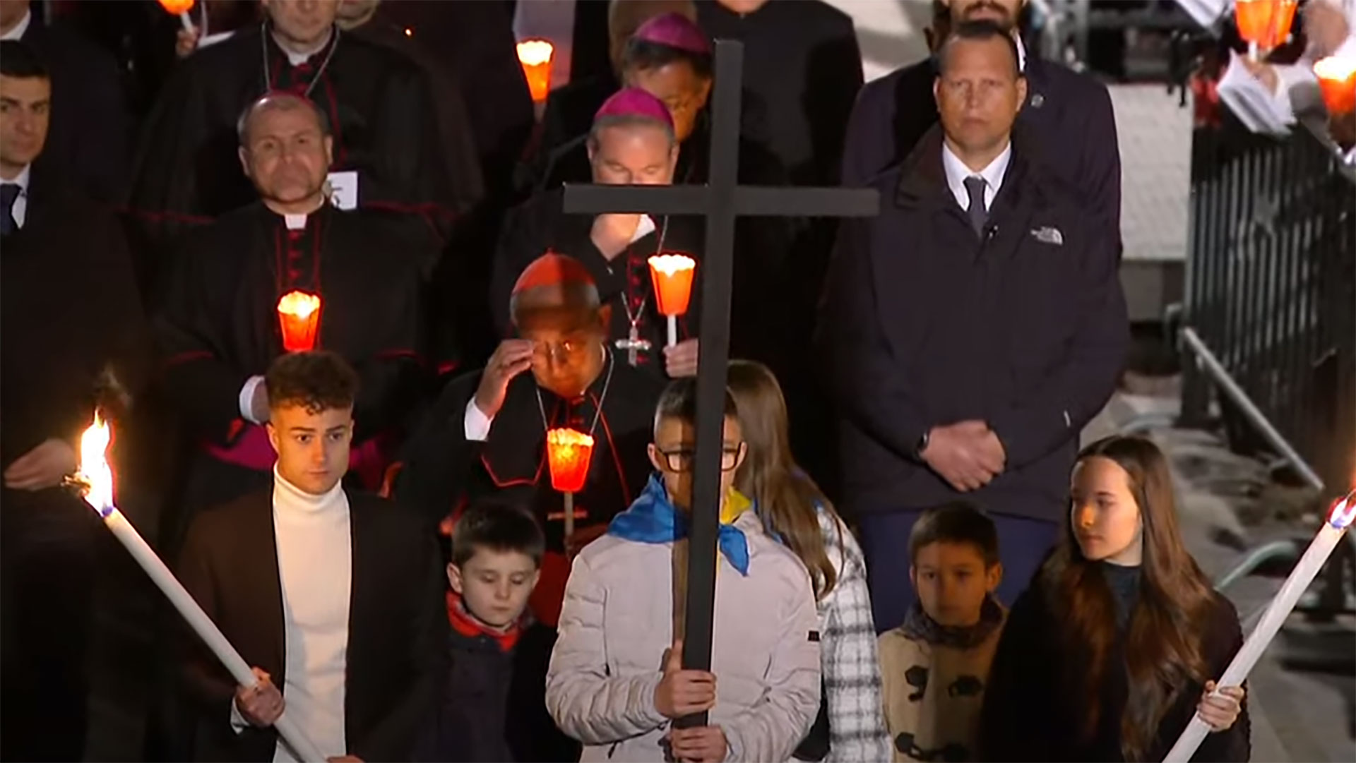 Conmovedores testimonios en el Vía Crucis en Roma: un niño ucraniano y uno ruso pidieron el fin de la guerra