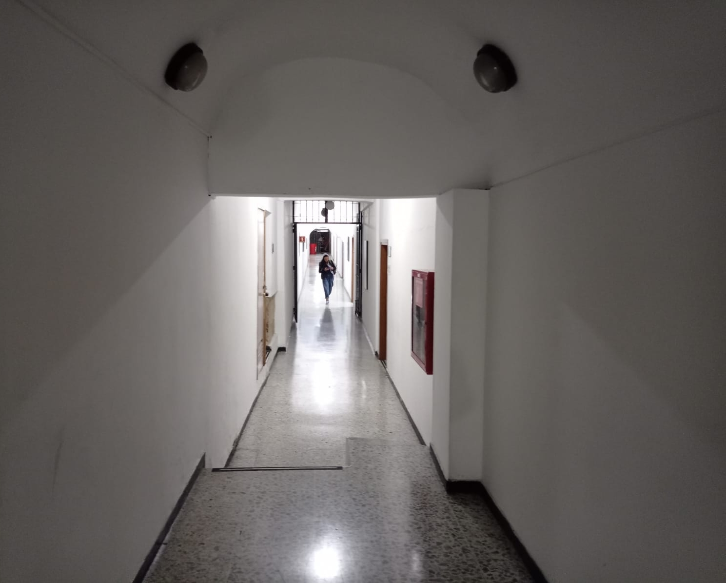 Las blancas paredes que encierran los pasillos de los túneles de la Avenida Jiménez están cargados de historia pasada por la humedad, el moho y la resistencia a desaparecer de la ciudad. 
FOTO: Salvador Arracadas