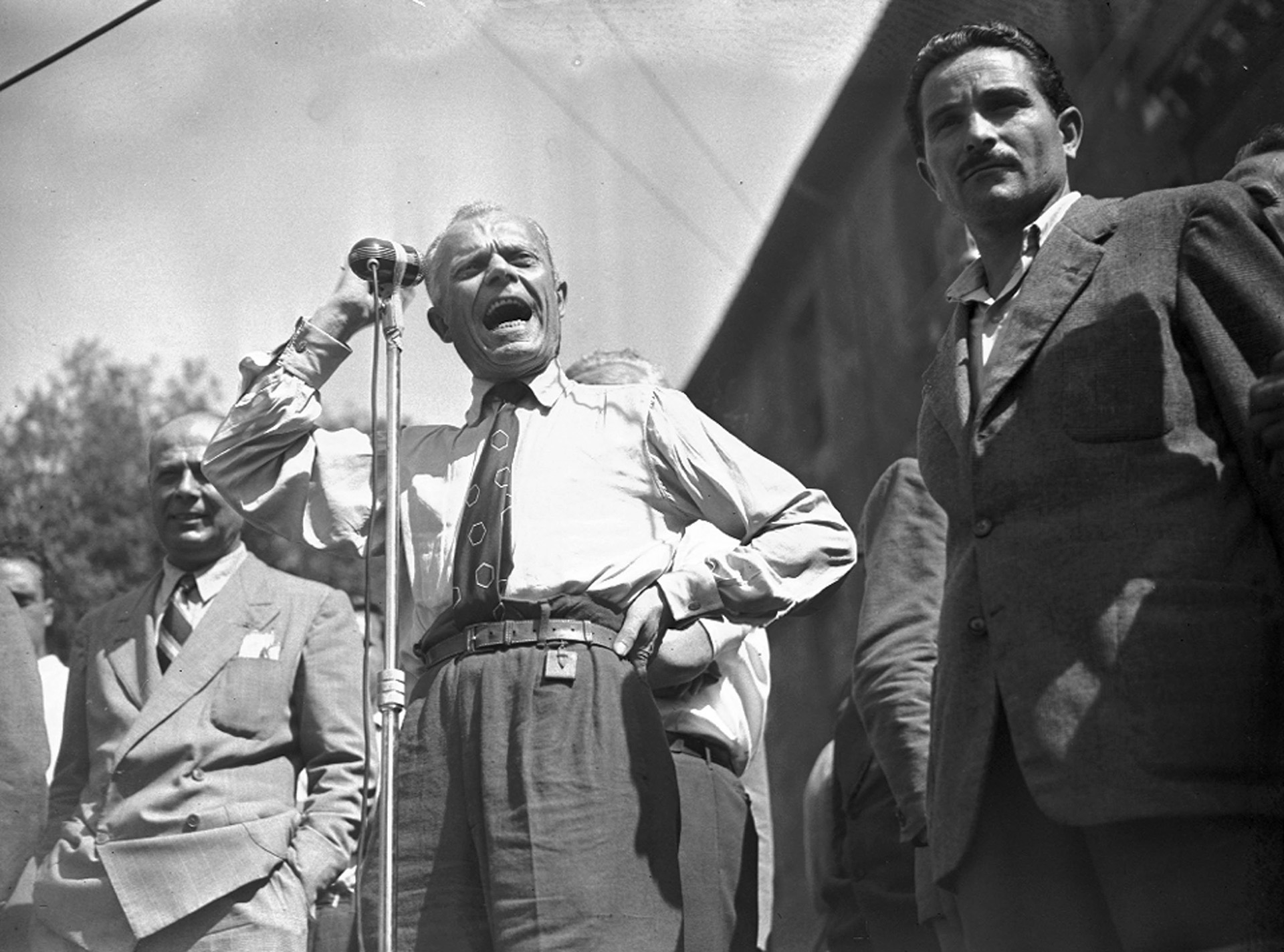 Sandro Pertini era el líder socialista de los partisanos que atraparon a Mussolini. Fue uno de los que decidieron la ejecución del Duce. Lo había advertido cuando lo capturaron: "Merecería ser asesinado como un perro" (Photo by Archivio Cicconi/Getty Images)