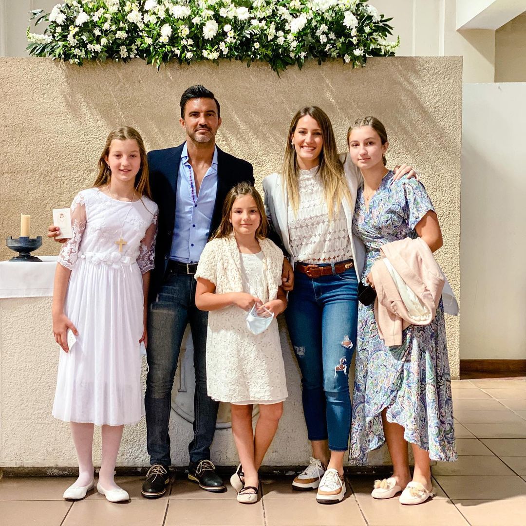 Fabián Cubero compartió una foto junto a su novia, Mica Viciconte y sus tres hijas, en el día de la comunión de Allegra