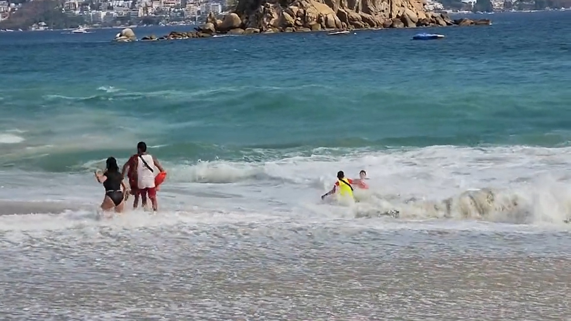Así rescataron a dos turistas de ahogarse en Acapulco