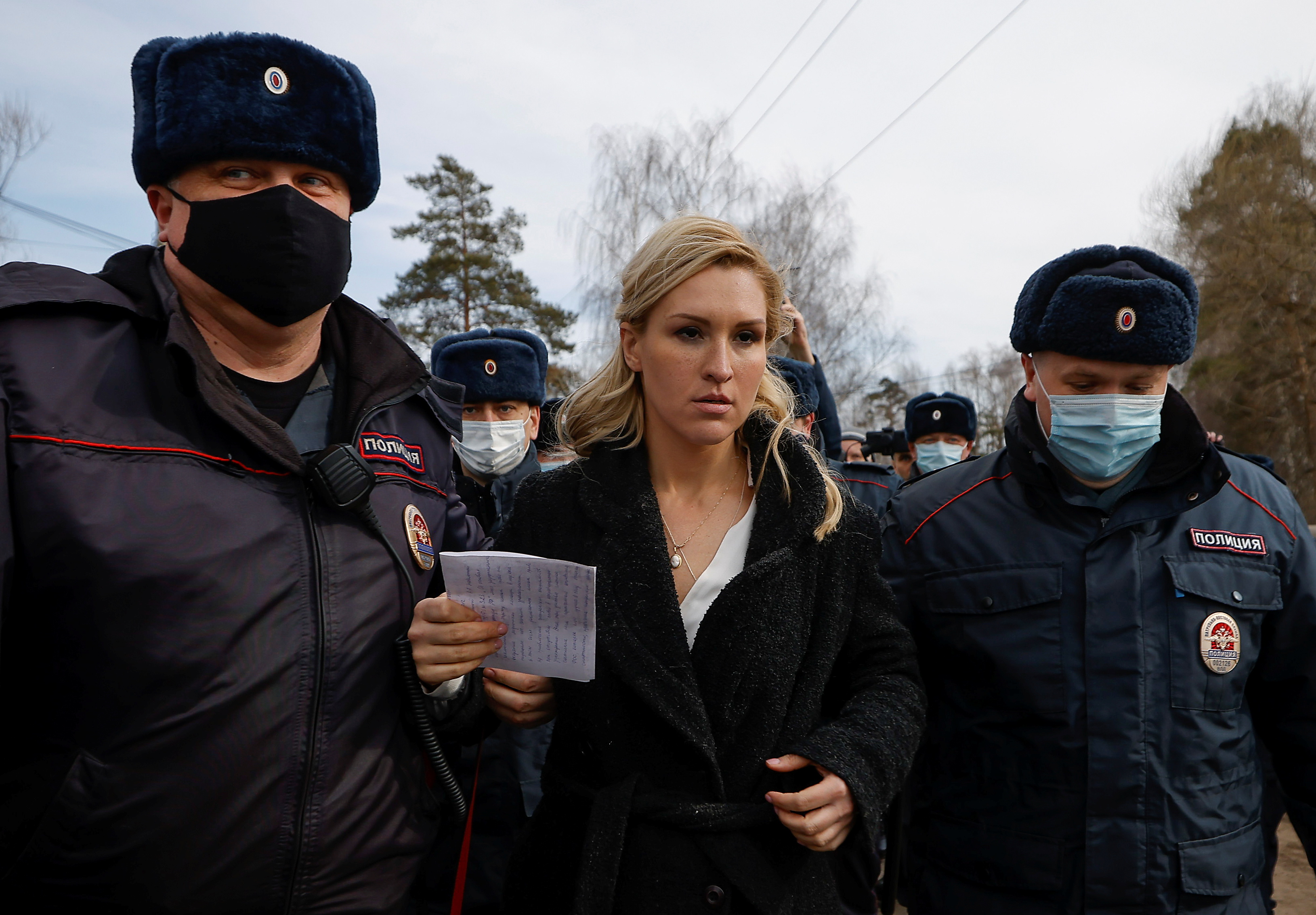 La policía rusa detiene a Anastasiya Vasilyeva, médica y aliada del opositor Alexei Navalny. (REUTERS/Maxim Shemetov)