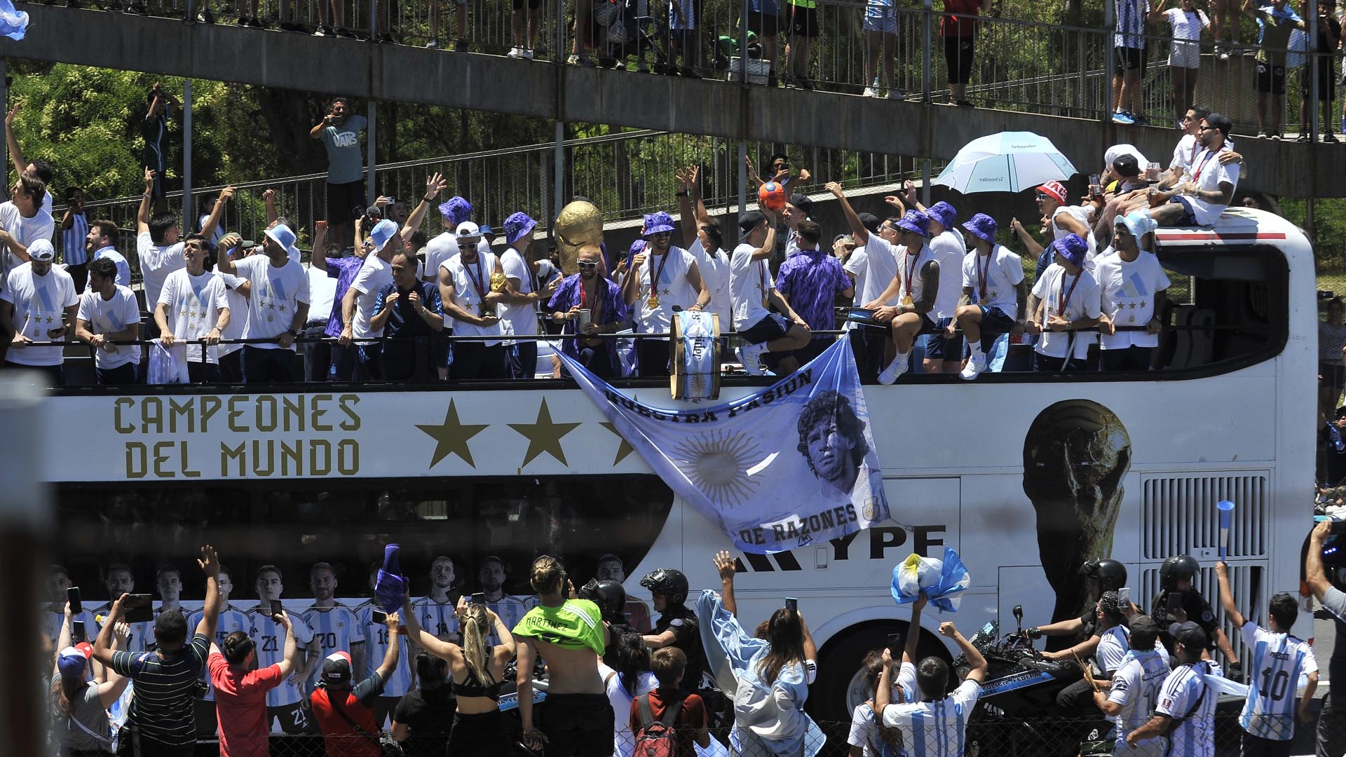 La caravana del plantel de la selección argentina para celebrar el campeonato del mundo de Qatar en Buenos Aires (Crédito: Gustavo Gavotti)