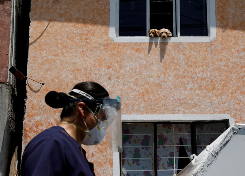 De acuerdo con la OMS, del total de personas dedicadas a la salud contagiadas en la región de las Américas, casi tres cuartas partes son mujeres (Foto: Reuters)