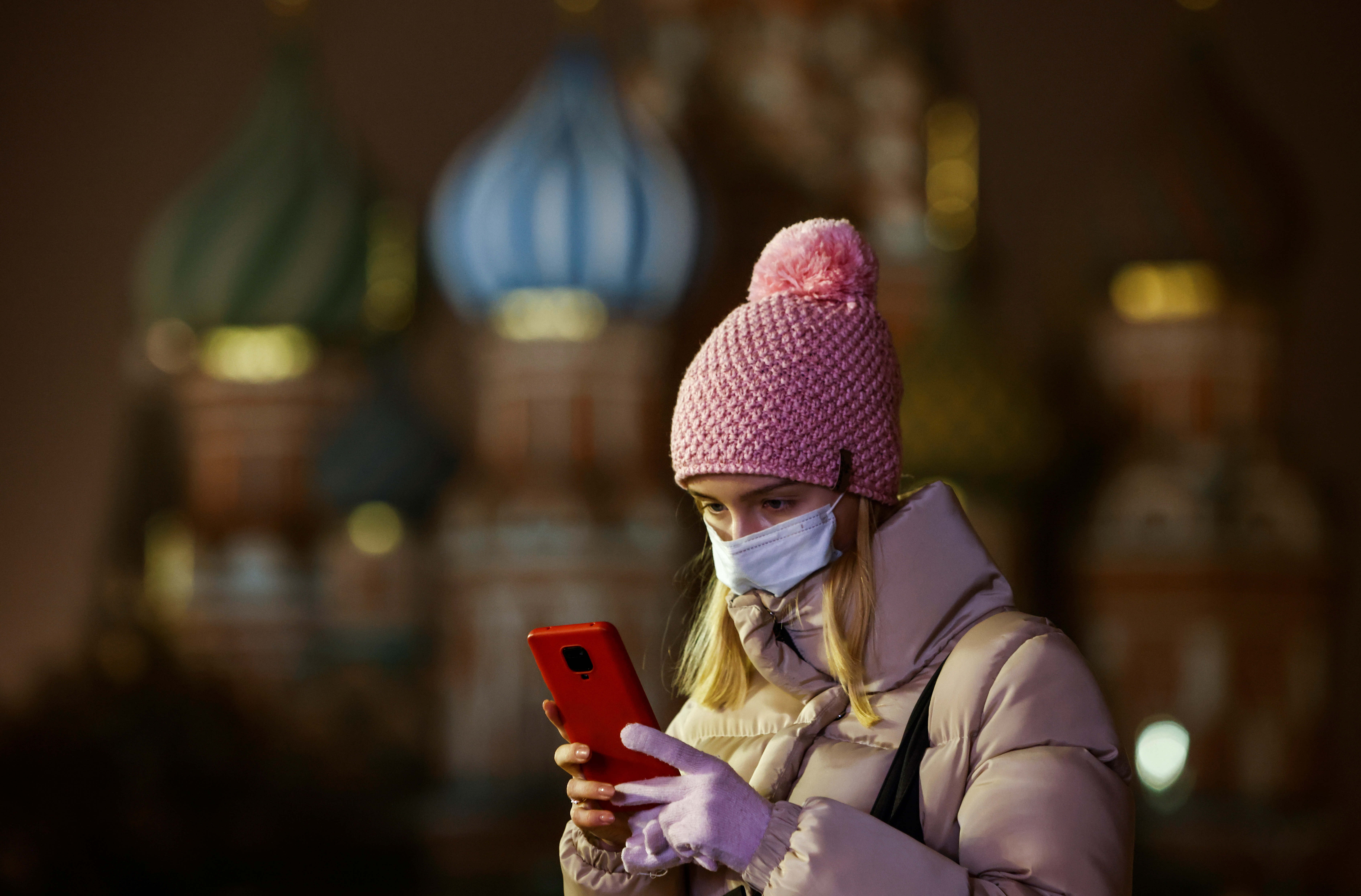 Una ciudadana mira su teléfono en la Plaza Roja de Moscú (Reuters)