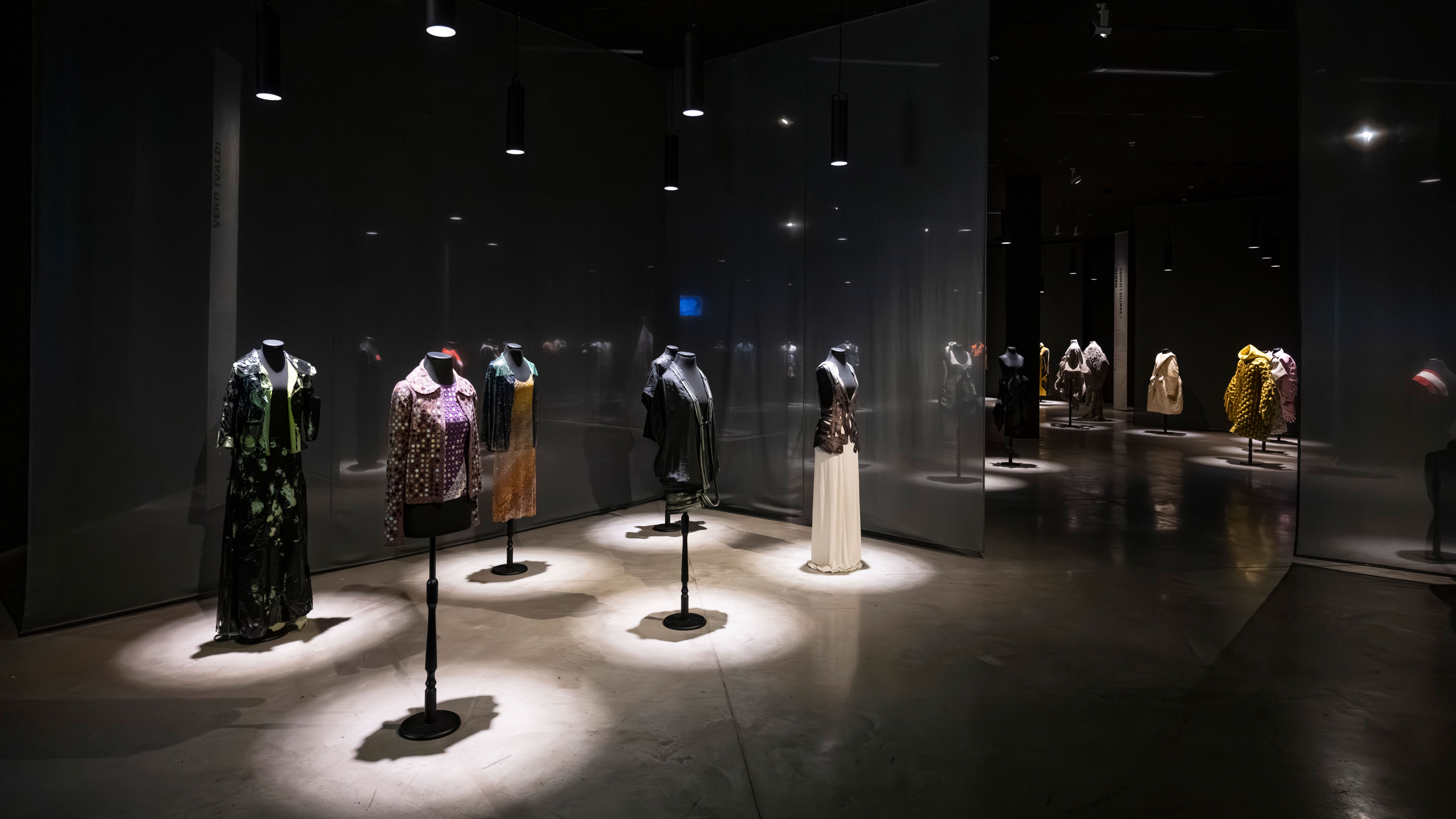 "Vestir mundos" en el Museo Moderno: un duelo convertido en moda, zapatillas deconstruidas y la crisis que empujó a reinventar la indumentaria argentina