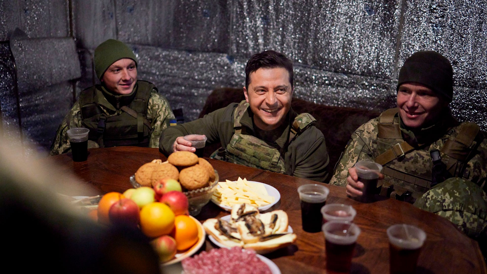 El presidente ucraniano Volodimir Zelensky, en el centro, durante una visita a las fuerzas ucranianas cerca de Donetsk (Servicio de Prensa Presidencial)