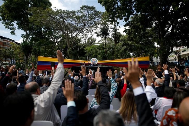 Legisladores en una improvisada sesión de la Asamblea Nacional de Venezuela en una plaza en Caracas. 
