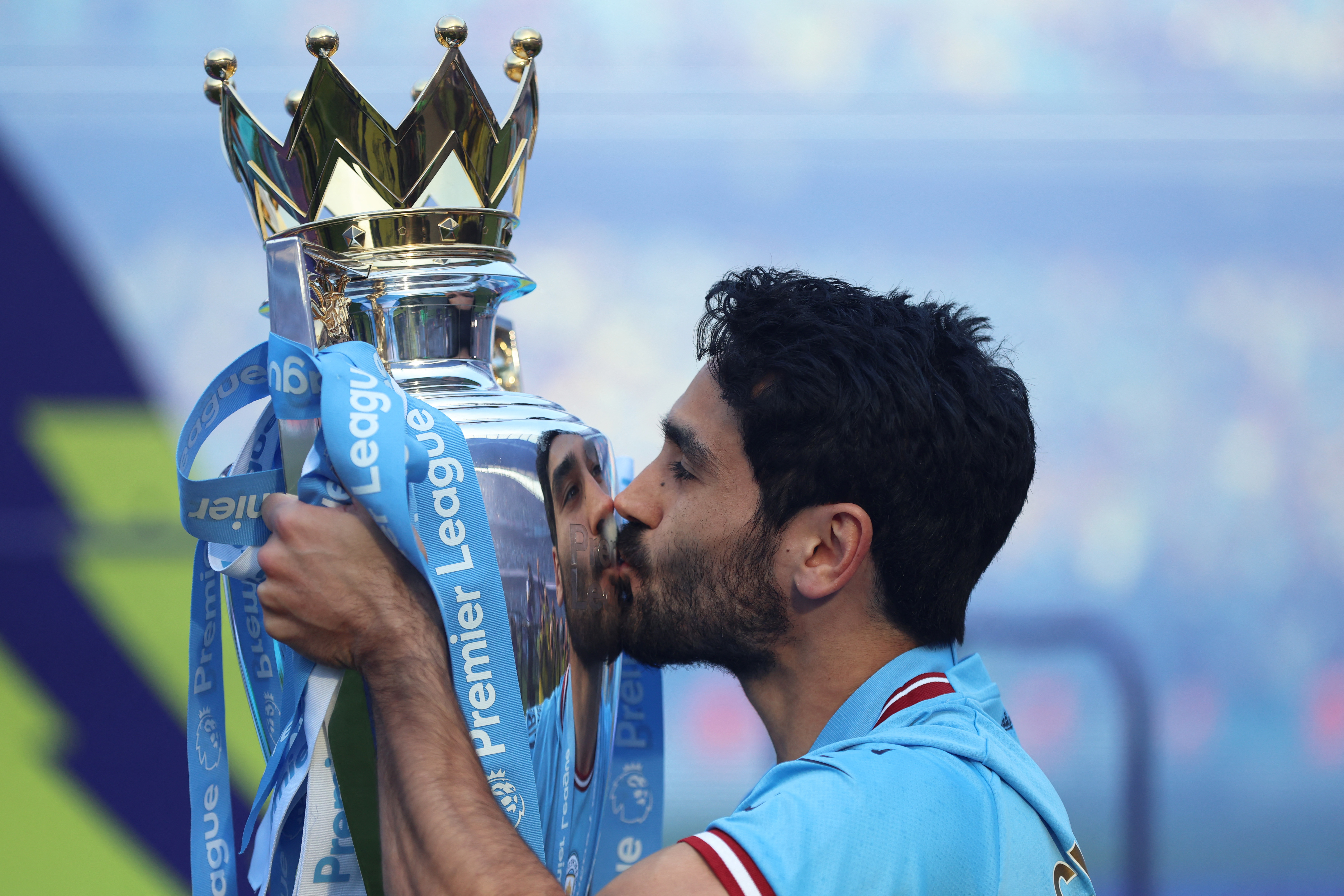 Ilkay Gundogan besa la hermosa copa que es el galardón por obtener la Premier League