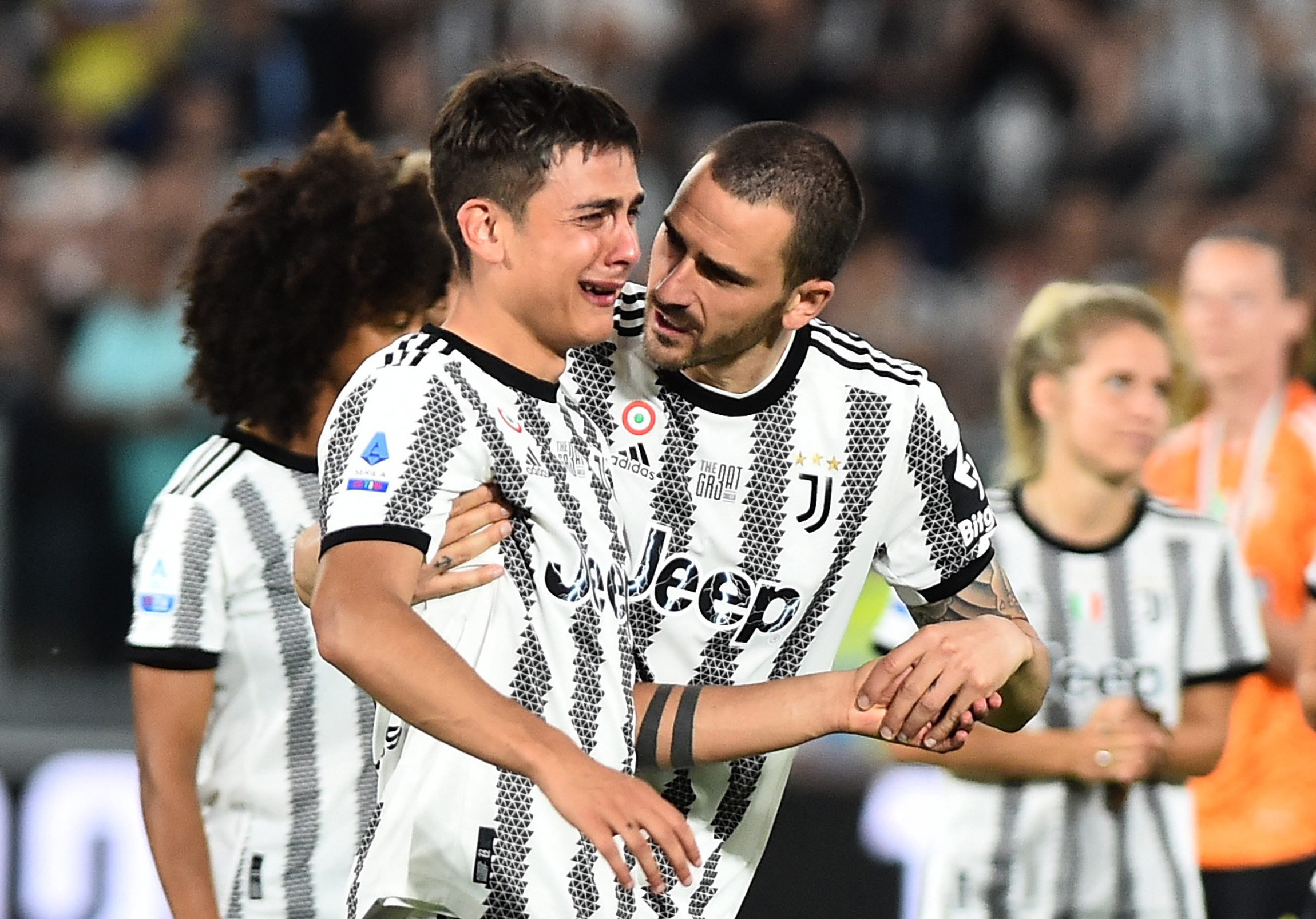 Lujo en uno de los goles, ovación, maratón de autógrafos en pleno partido y lágrimas: así fue la despedida de Dybala ante el público de la Juventus