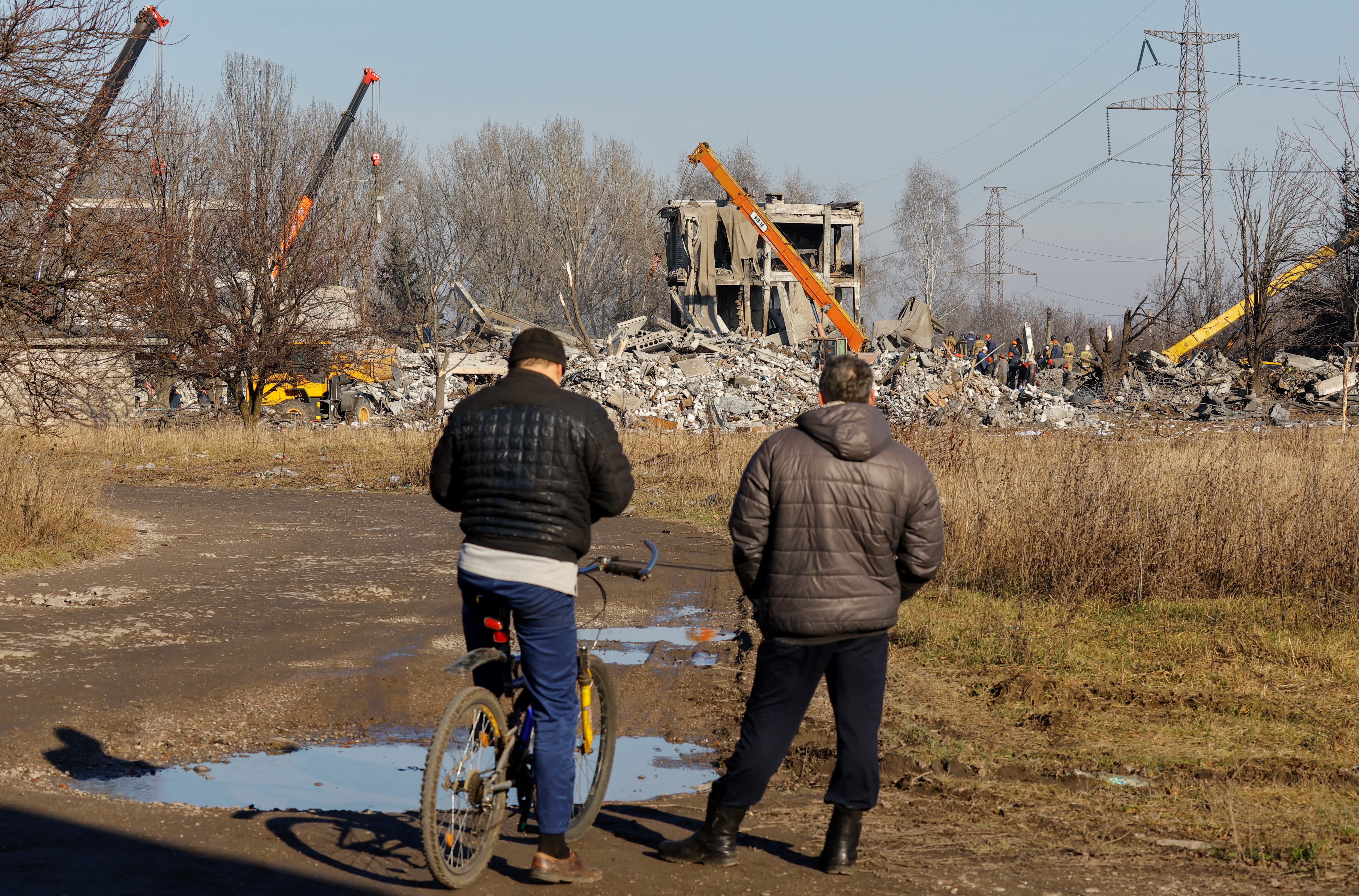 Los escombros del edificio donde estaban reunidas las tropas rusas en Makiivka, en la región de Donetsk (Reuters)