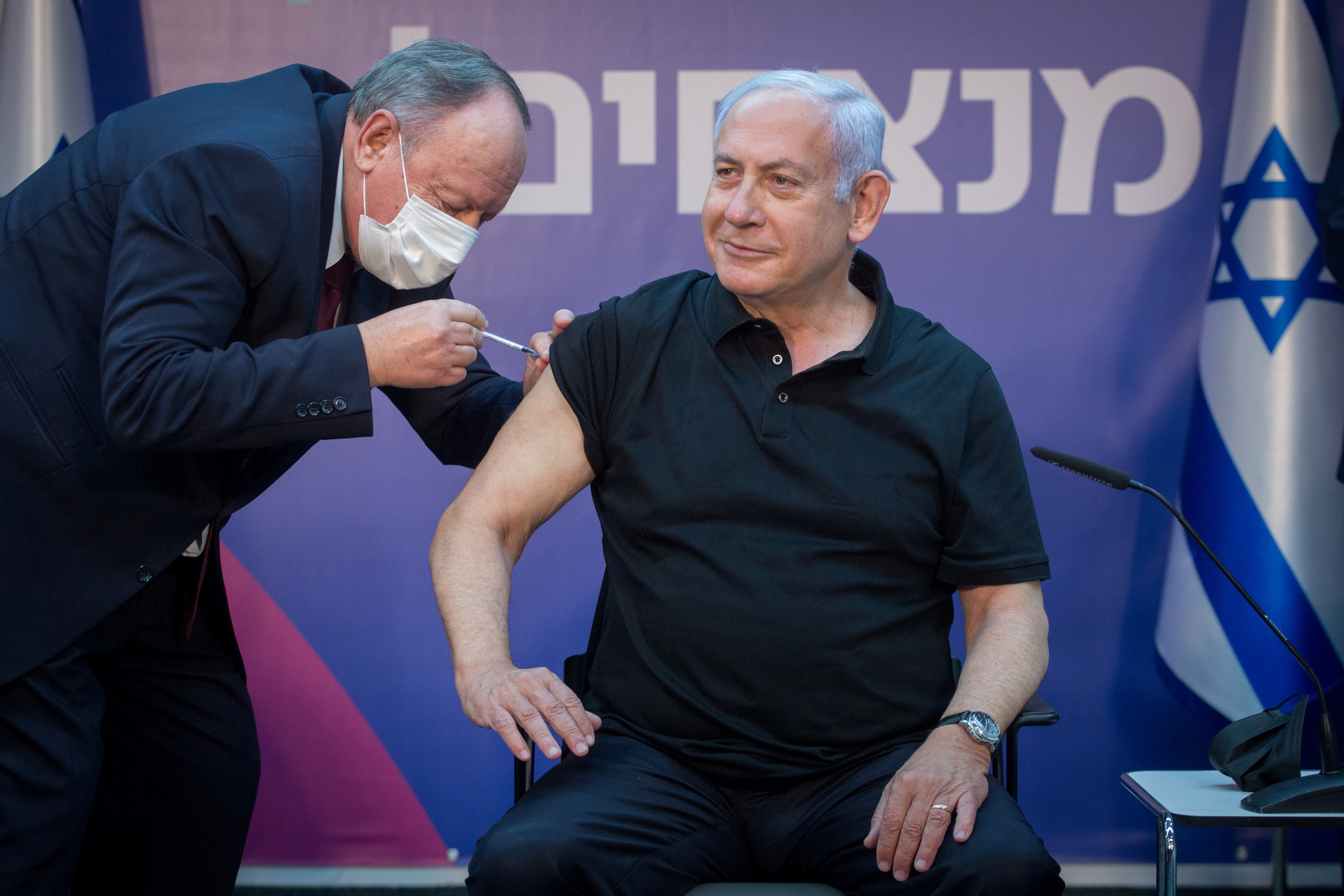 El primer ministro de Israel, Benjamin Netanyahu recibe la segunda dosis de la vacuna Pfizer contra el COVID-19 en el Sheba Medical Center en Ramat Gan, Israel (Reuters)