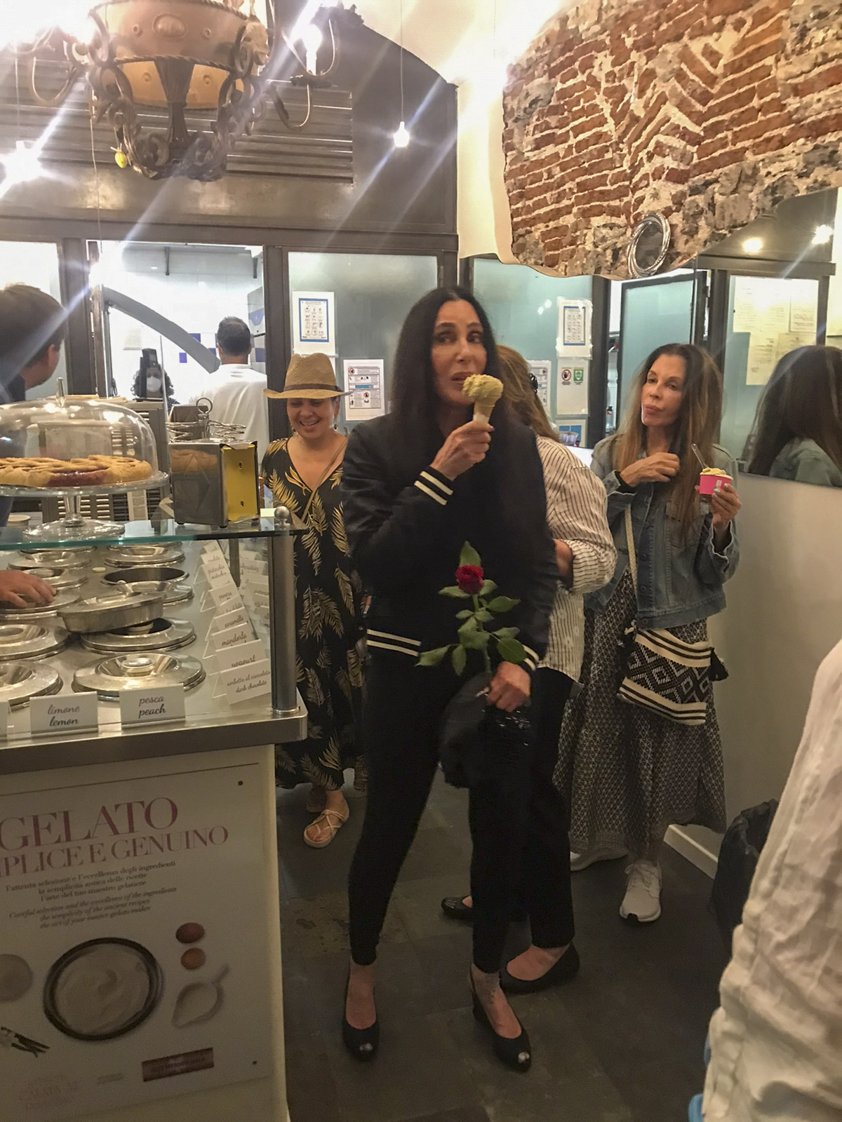 Cher disfrutó de una noche de verano en Portofino, Italia, y se acercó hasta una heladería para tomar un helado. La artista lució un look total black y llevó una rosa en su mano