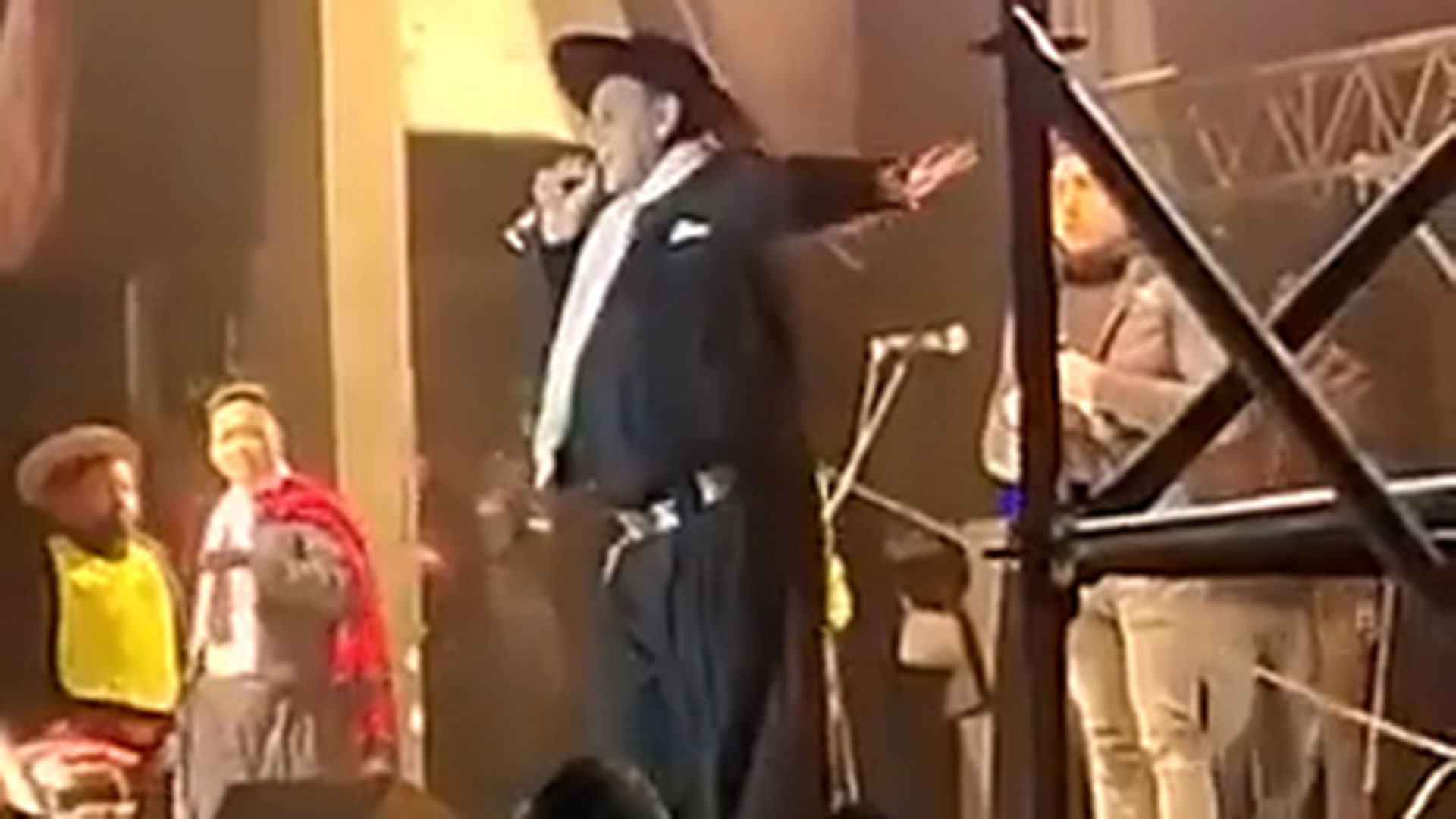 El Chaqueño Palavecino se enfureció cuando un policía se subió al escenario (captura de video)