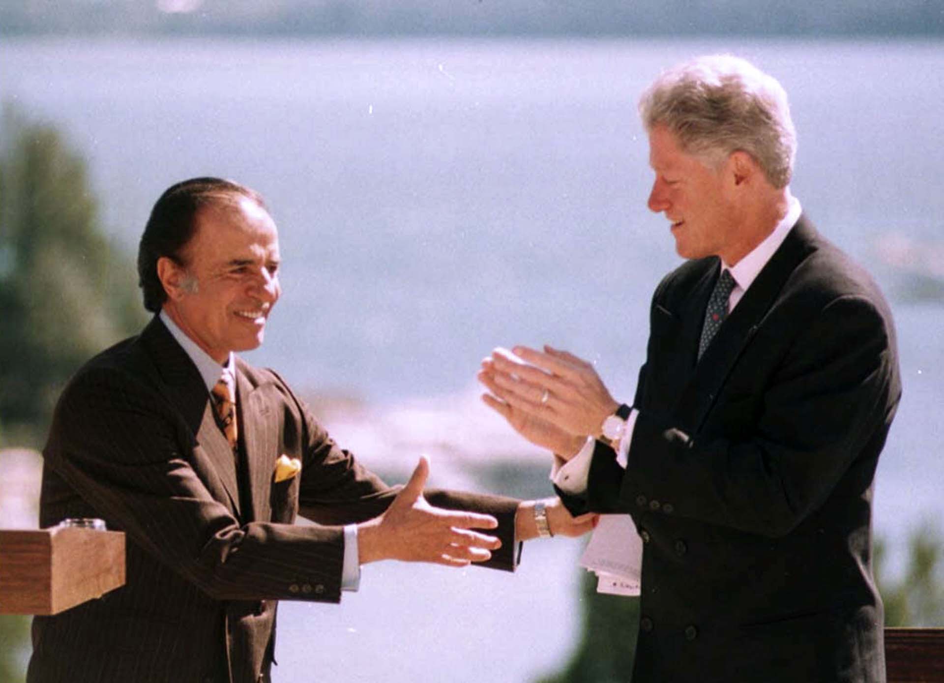 El presidente Bill Clinton junto a Carlos Menem en Bariloche, durante su visita en octubre de 1997
