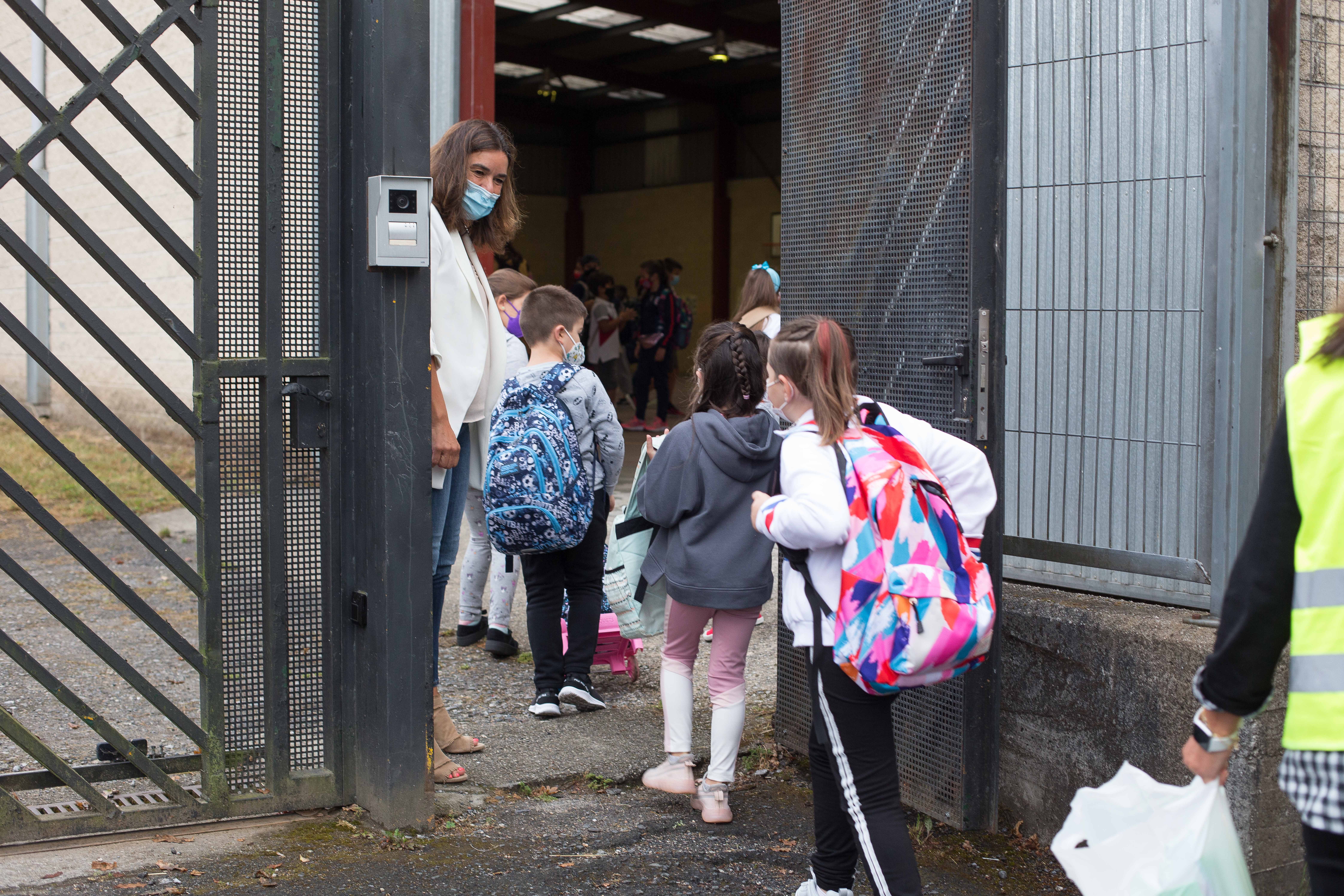 Varios niños y niñas entran al CEIP Manuel Mallo de Nadela, en Lugo, Galicia (España). Crece la preocupación por la salud mental de los menores luego de la pandemia (Europa Press)