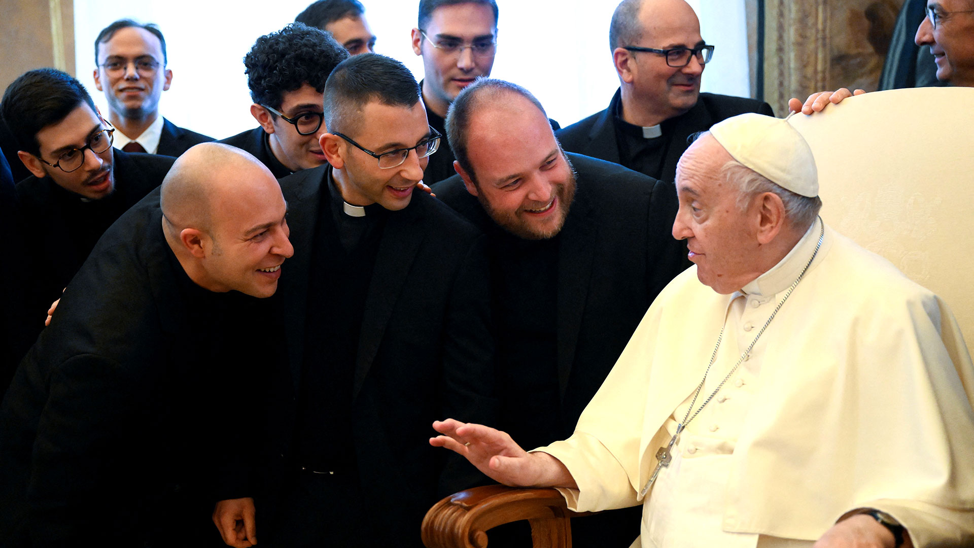 El Papa con seminaristas este sábado, día de su cumpleaños (Vatican Media/­Handout via REUTERS)