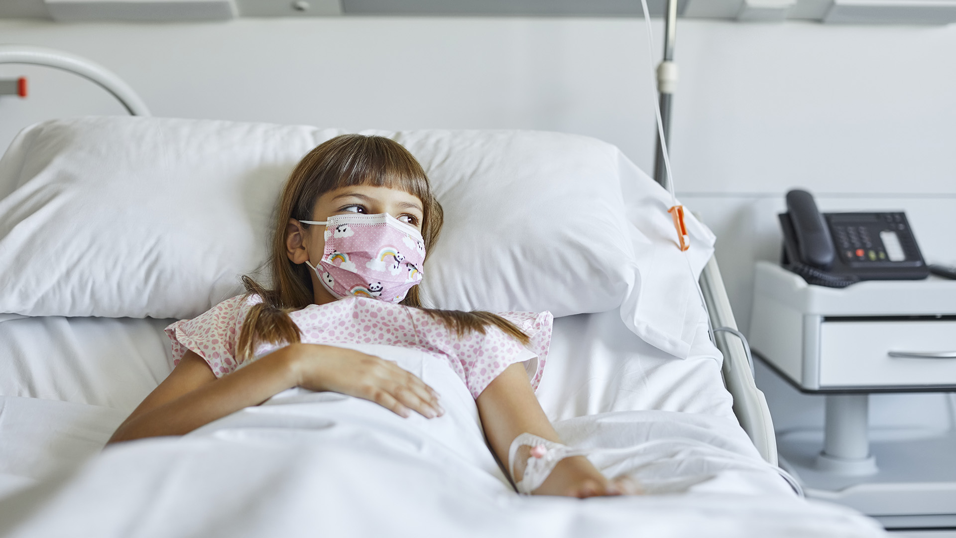 Las niñas, los niños y los adolescentes que tienen COVID pueden sufrir una complicación grave como el síndrome inflamatorio multisistémico (Getty Images)