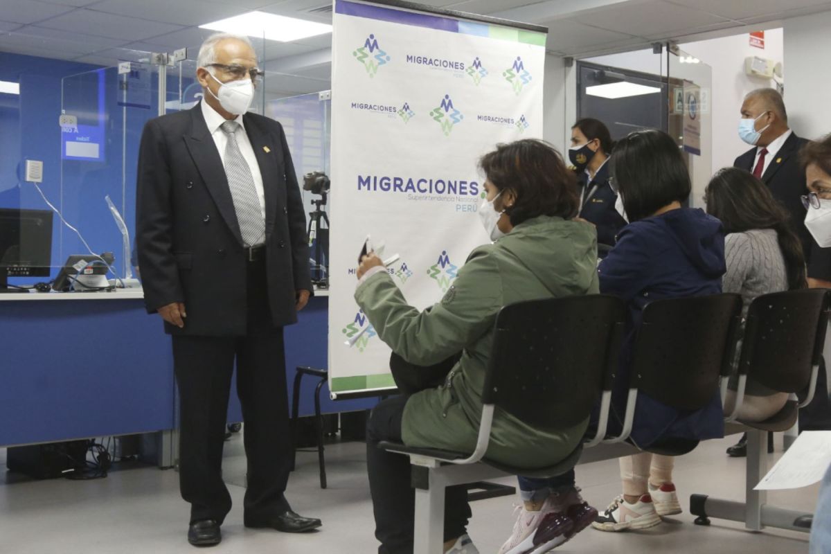 Migraciones: Aníbal Torres supervisó atención al usuario y emisión de pasaportes