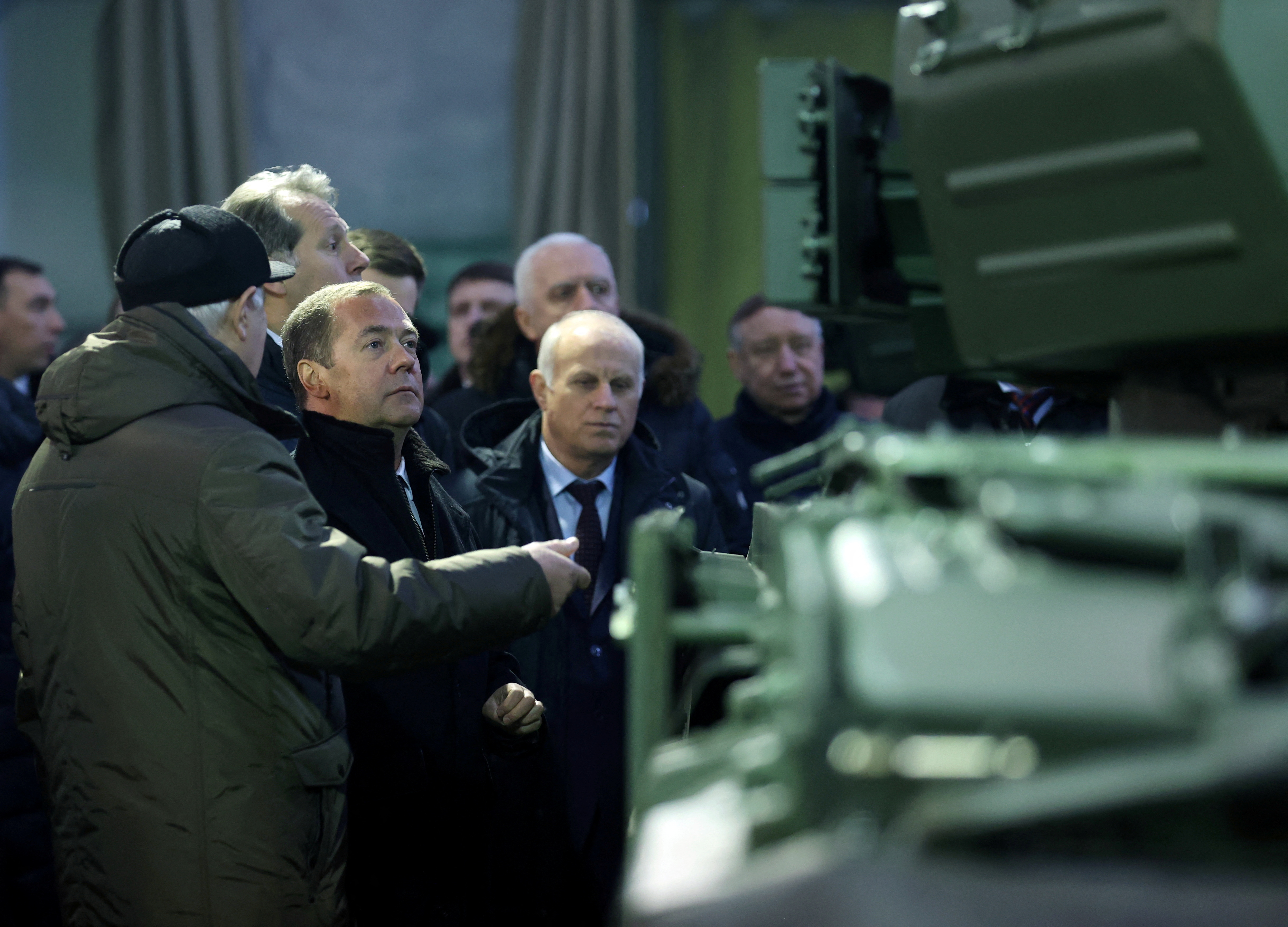 El vicepresidente del Consejo de Seguridad de Rusia, Dmitri Medvédev, visita una planta de reparación de tanques y vehículos blindados en San Petersburgo, Rusia, 10 de enero de 2023 (Reuters)