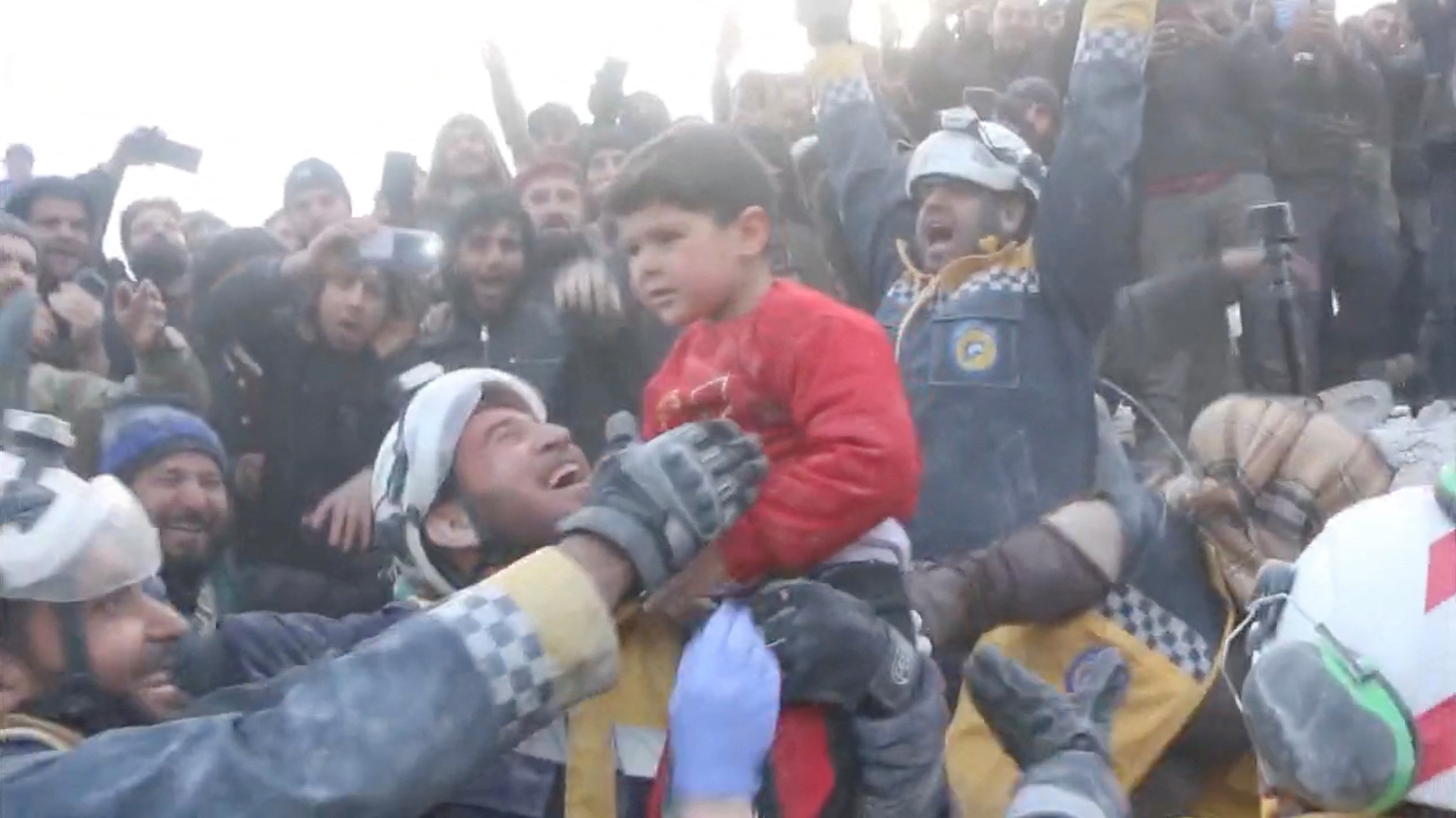 Un niño rescatado en Bisnia, Siria (Cascos Blancos/REUTERS)