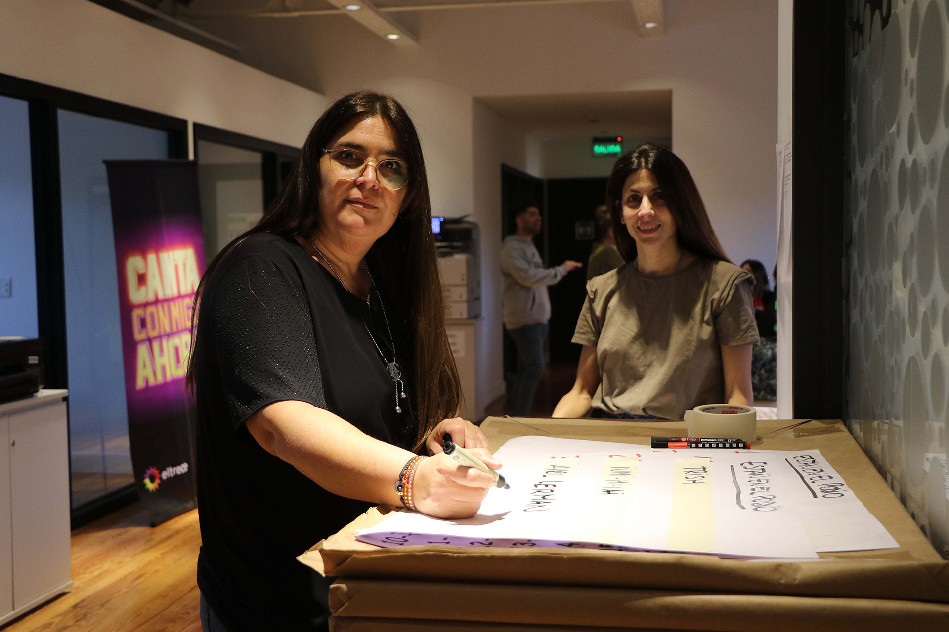 Mariela Peralta y María Gomá son las encargadas de imprimir y escribir las cartulinas para el Canta Conmigo Ahora (Fotos: Ramiro Souto)