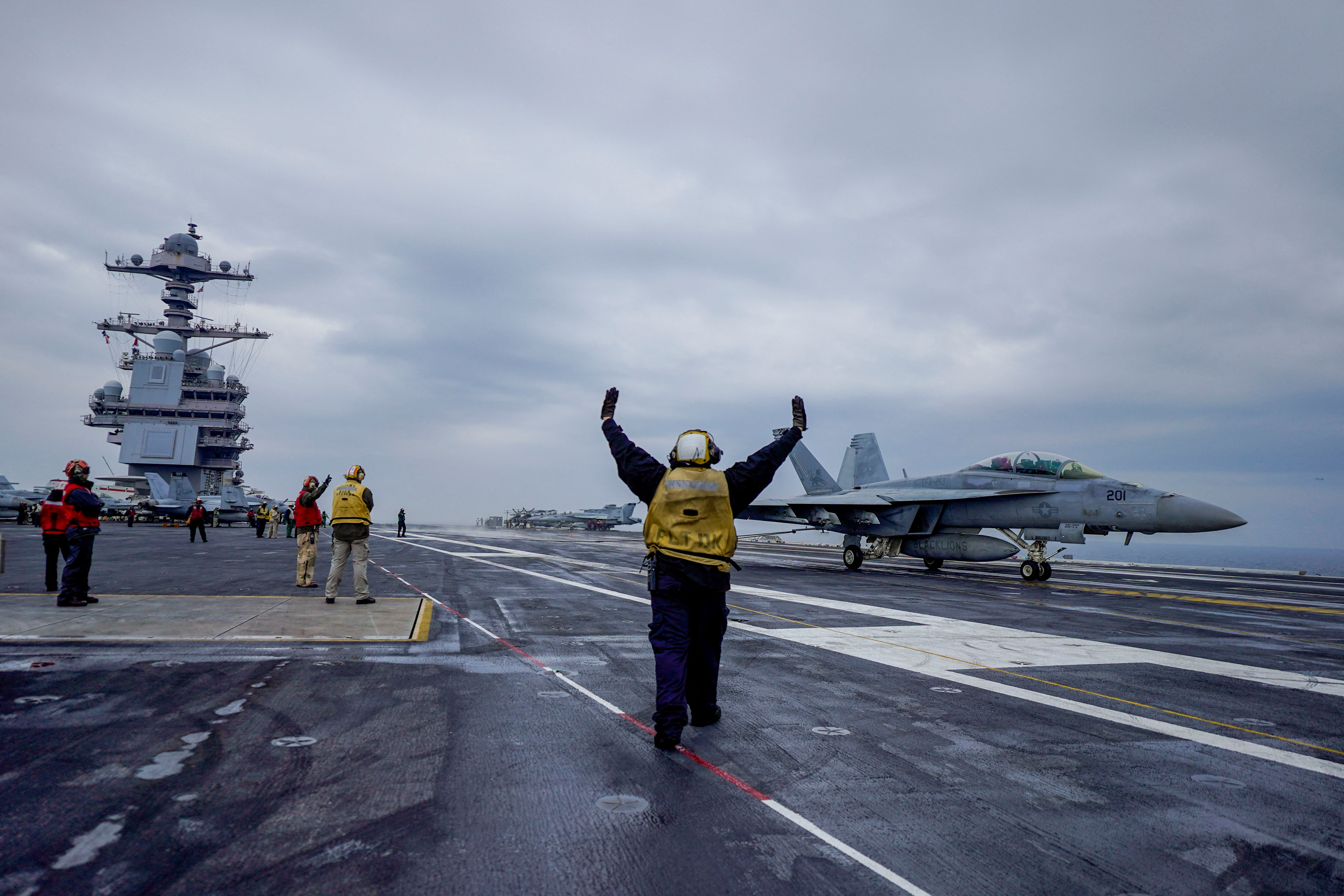 Varias personas a bordo del portaaviones estadounidense USS Gerald R. Ford en el Mar del Norte, frente a Dinamarca, este 22 de mayo de 2023 (Reuters)