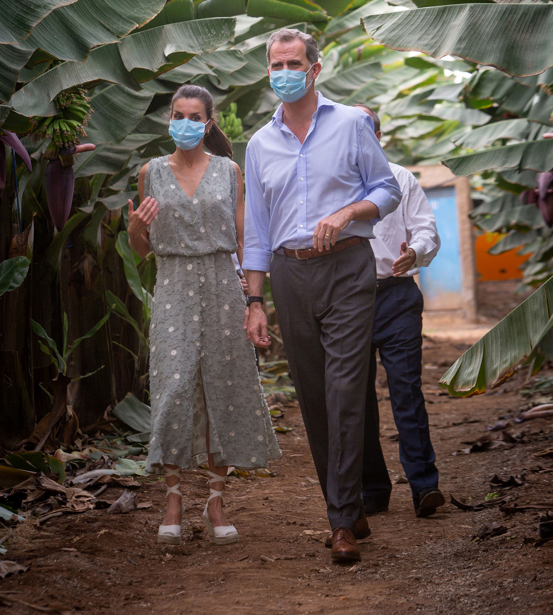 Los reyes Felipe y Letizia de España recorrieron una granja en Tenerife con mascarillas quirúrgicas (AFP)