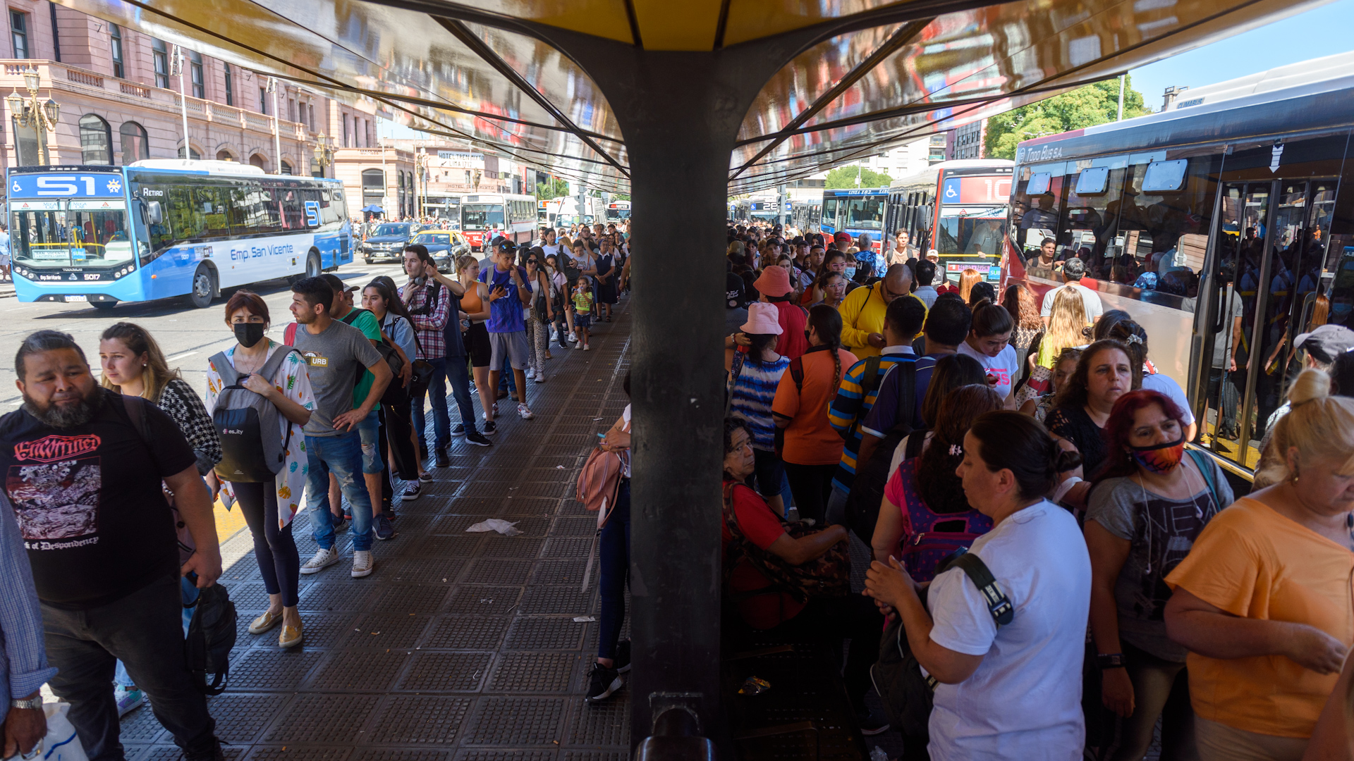 Los pasajeros de subte varados tuvieron que realizar filas "eternas" en las paradas de colectivo (Adrián Escándar)