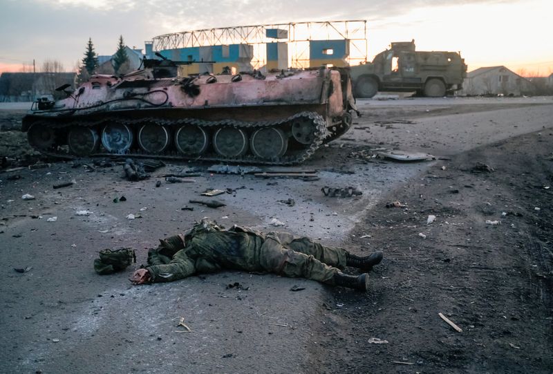 Una de las fotografías tomadas por Levin: El cuerpo de un soldado, sin insignias, que según militares ucranianos es un militar del ejército ruso muerto en combate, yace en una carretera a las afueras de la ciudad de Kharkiv, Ucrania, el 24 de febrero de 2022 (REUTERS/Maksim Levin)